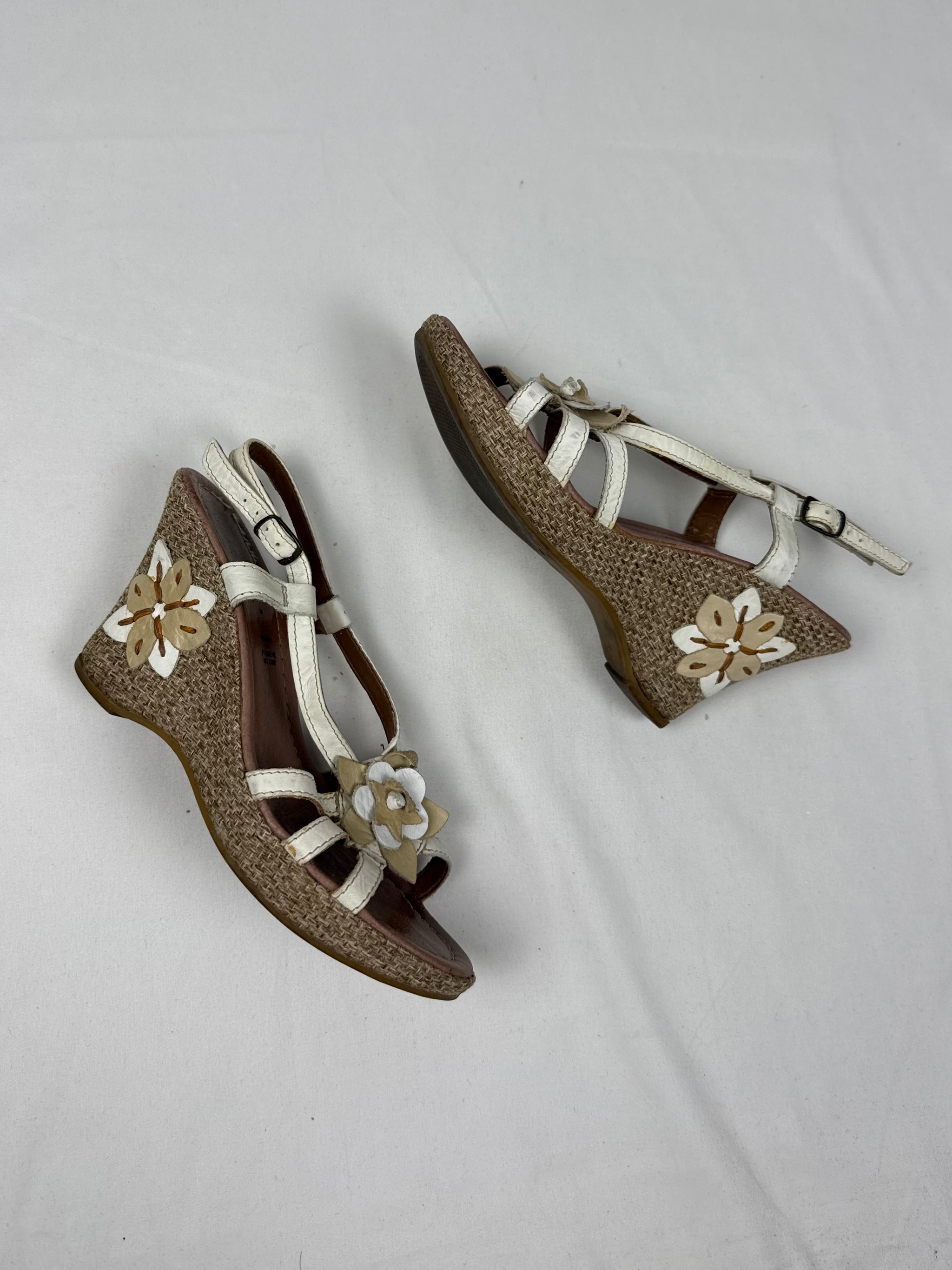 White real leather embroidered floral wedge heels (37)