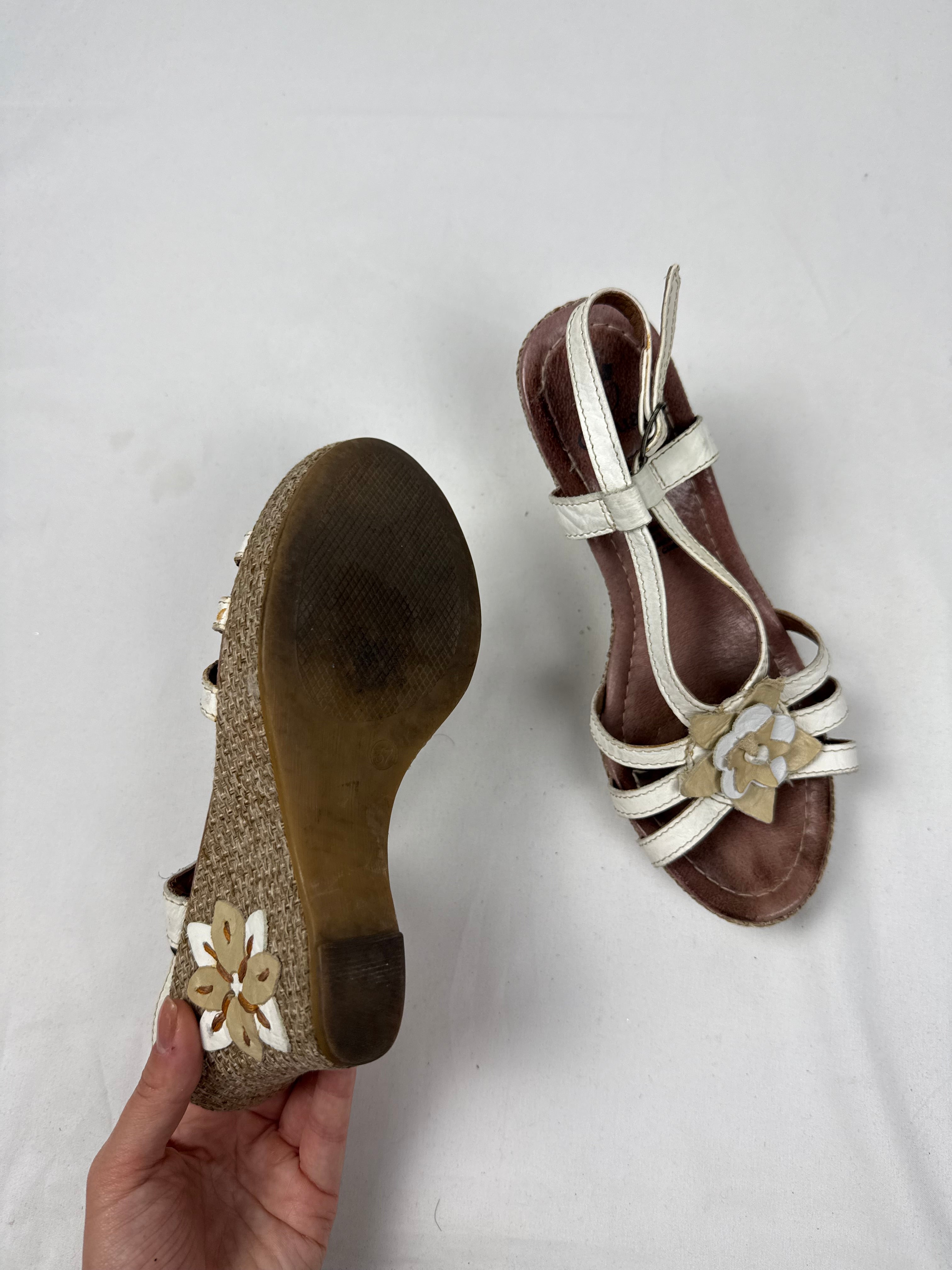 White real leather embroidered floral wedge heels (37)