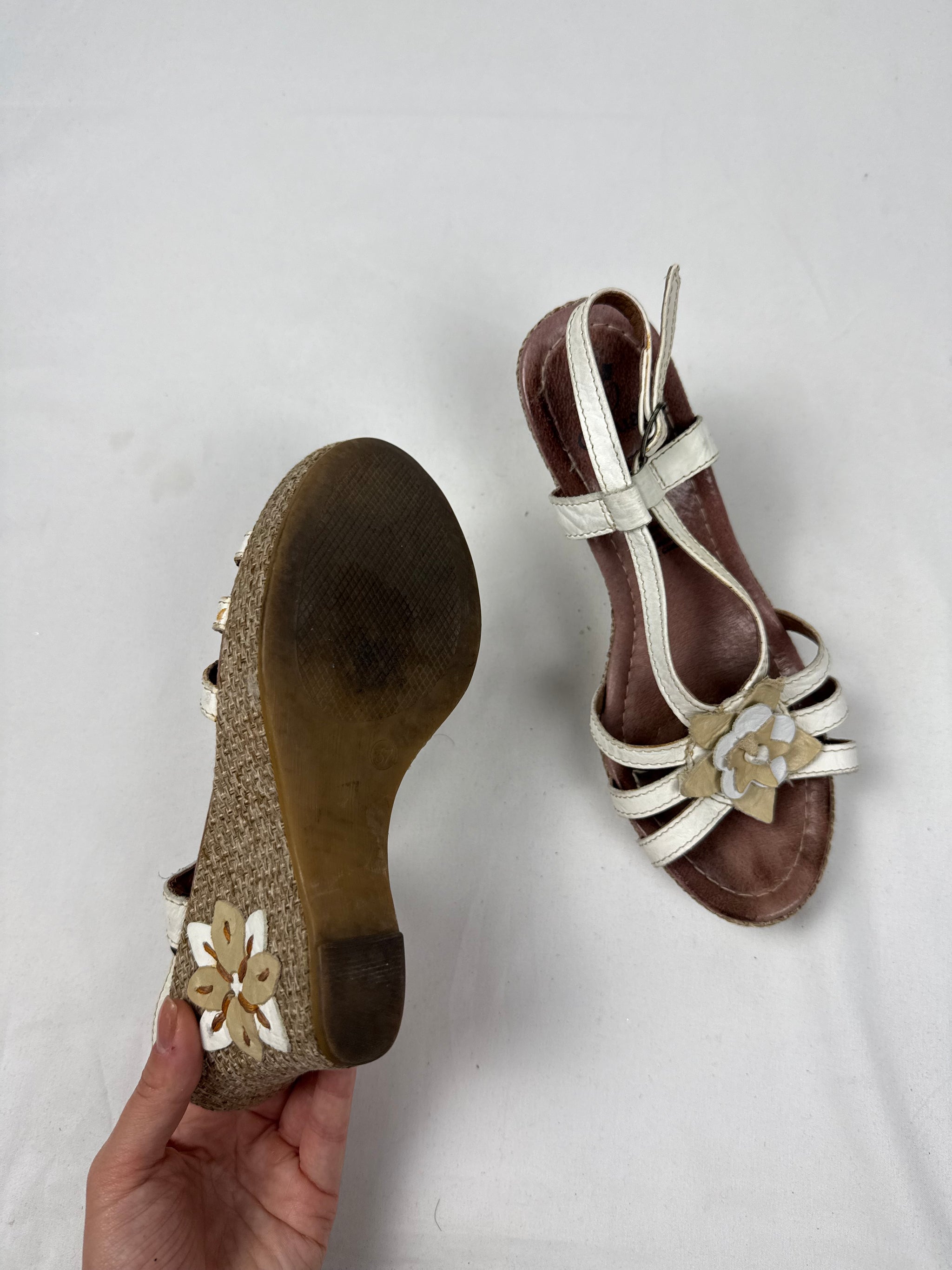 White real leather embroidered floral wedge heels (37)