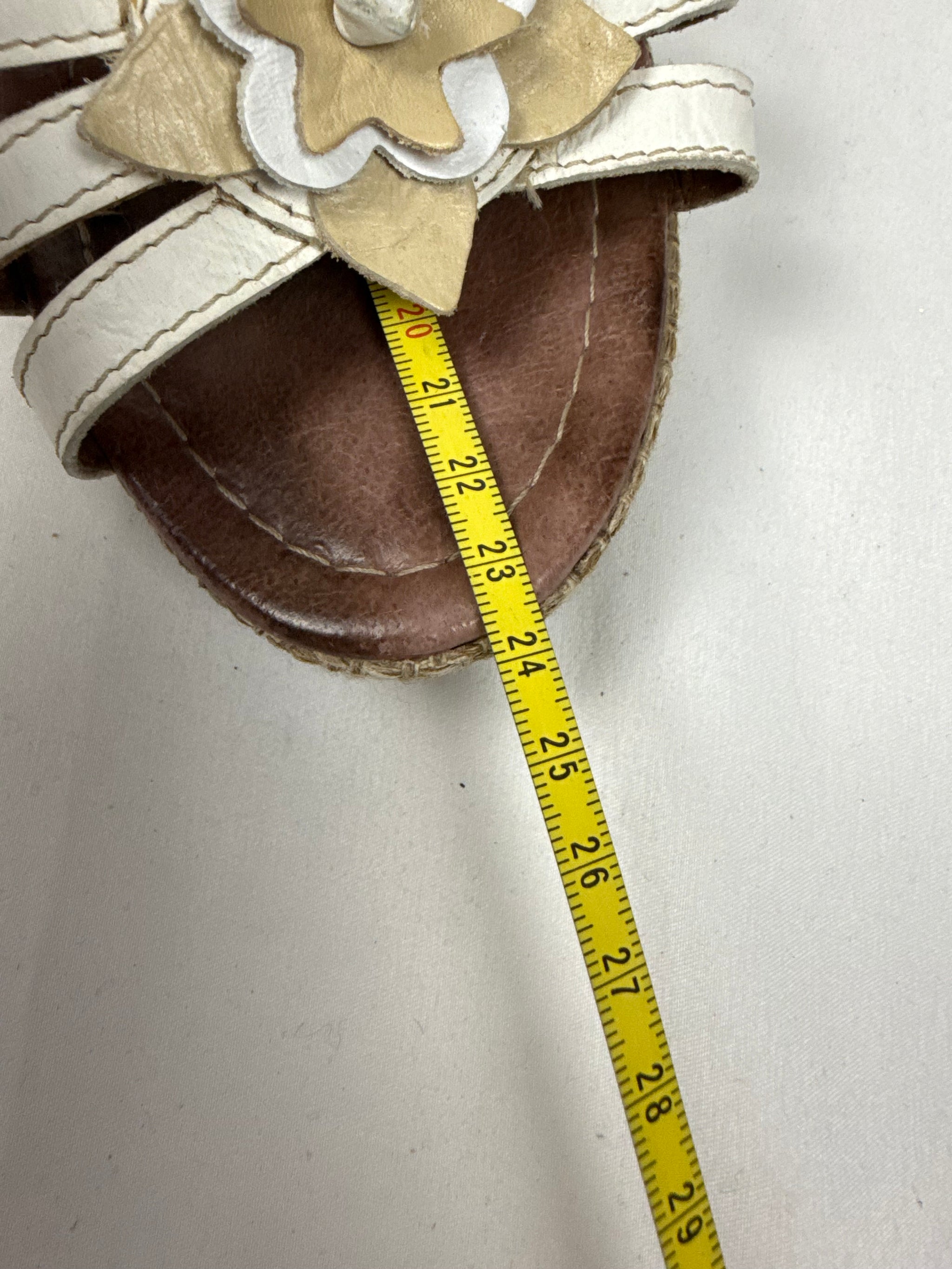 White real leather embroidered floral wedge heels (37)