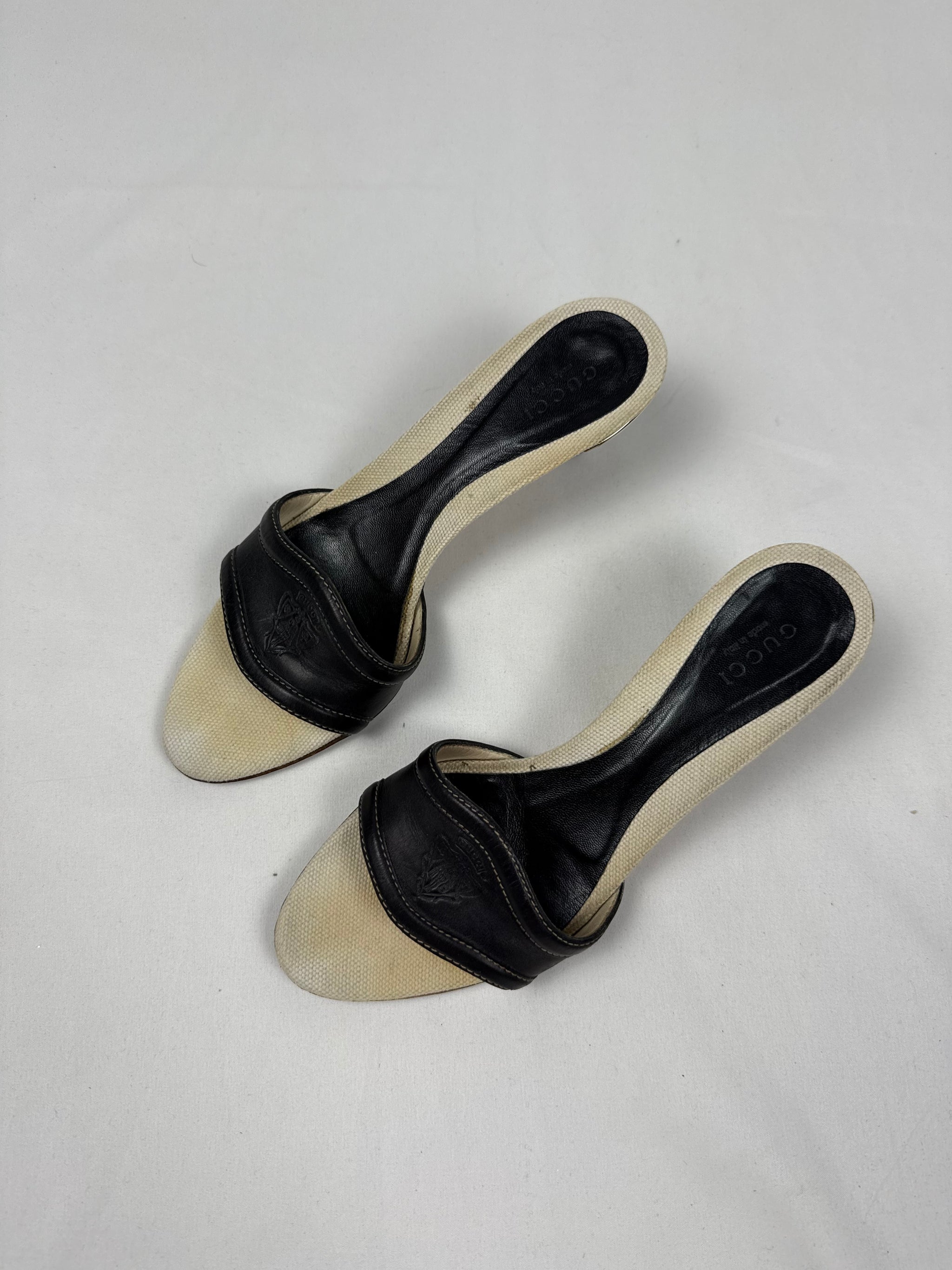 Beige real leather logo kitten heels mules (36)