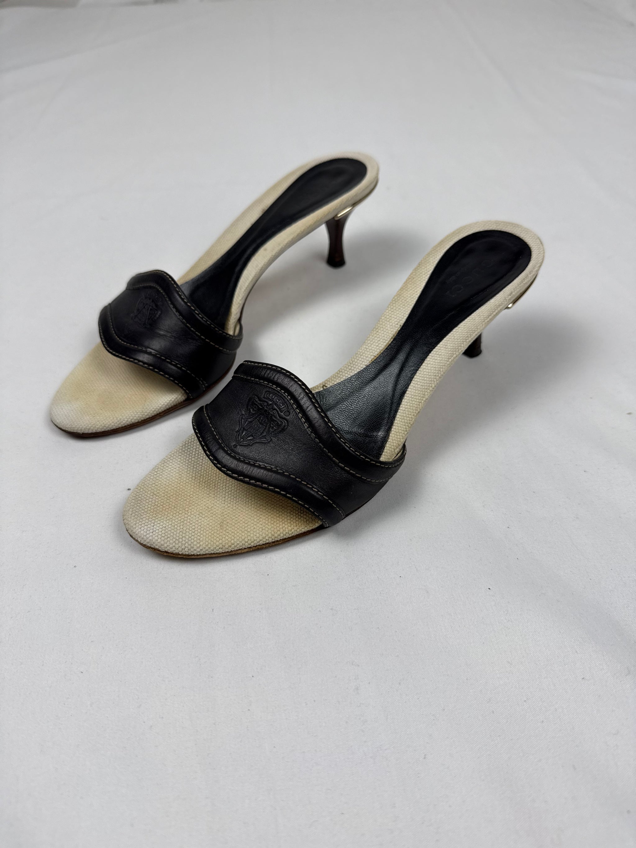 Beige real leather logo kitten heels mules (36)