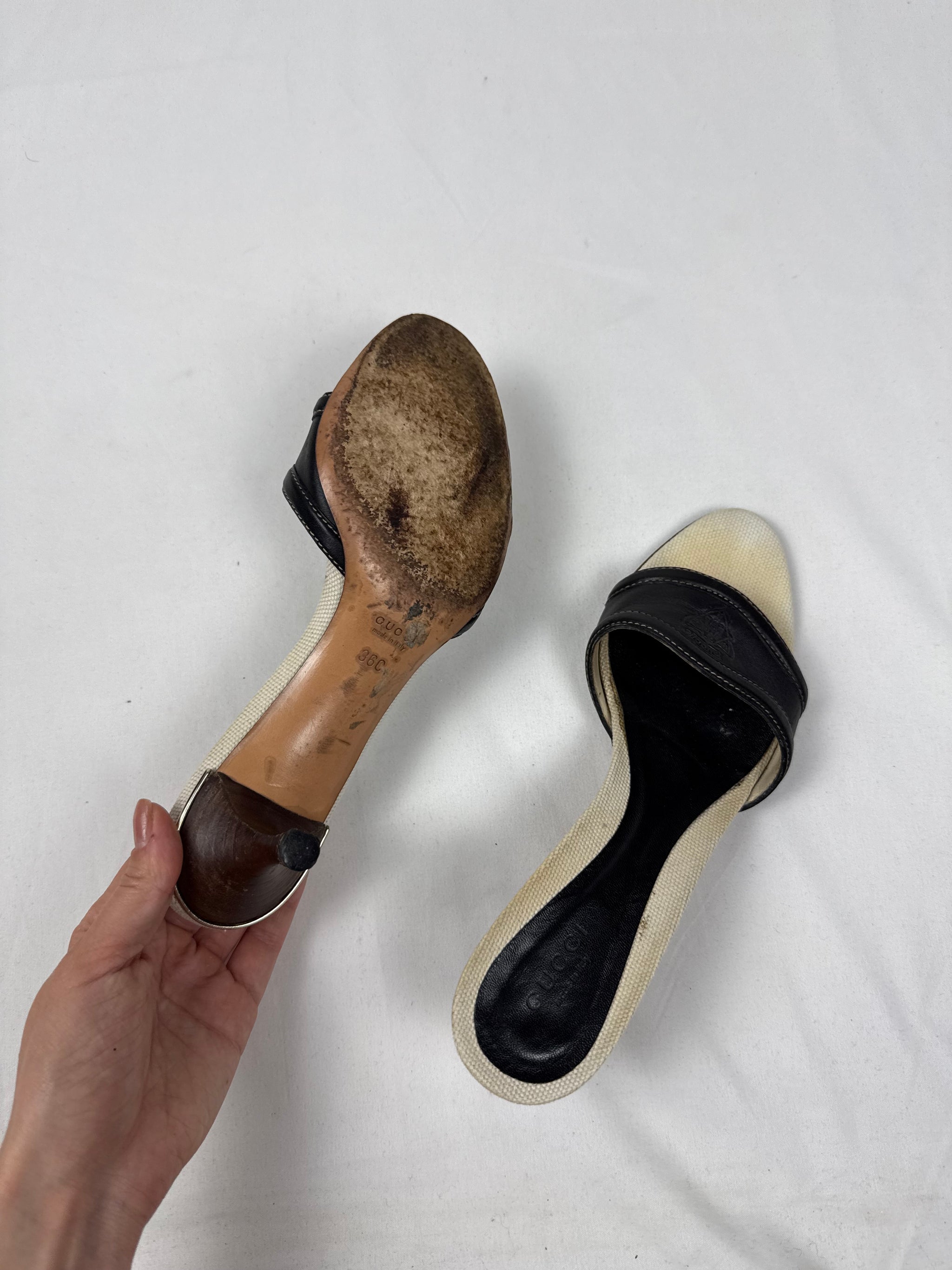 Beige real leather logo kitten heels mules (36)