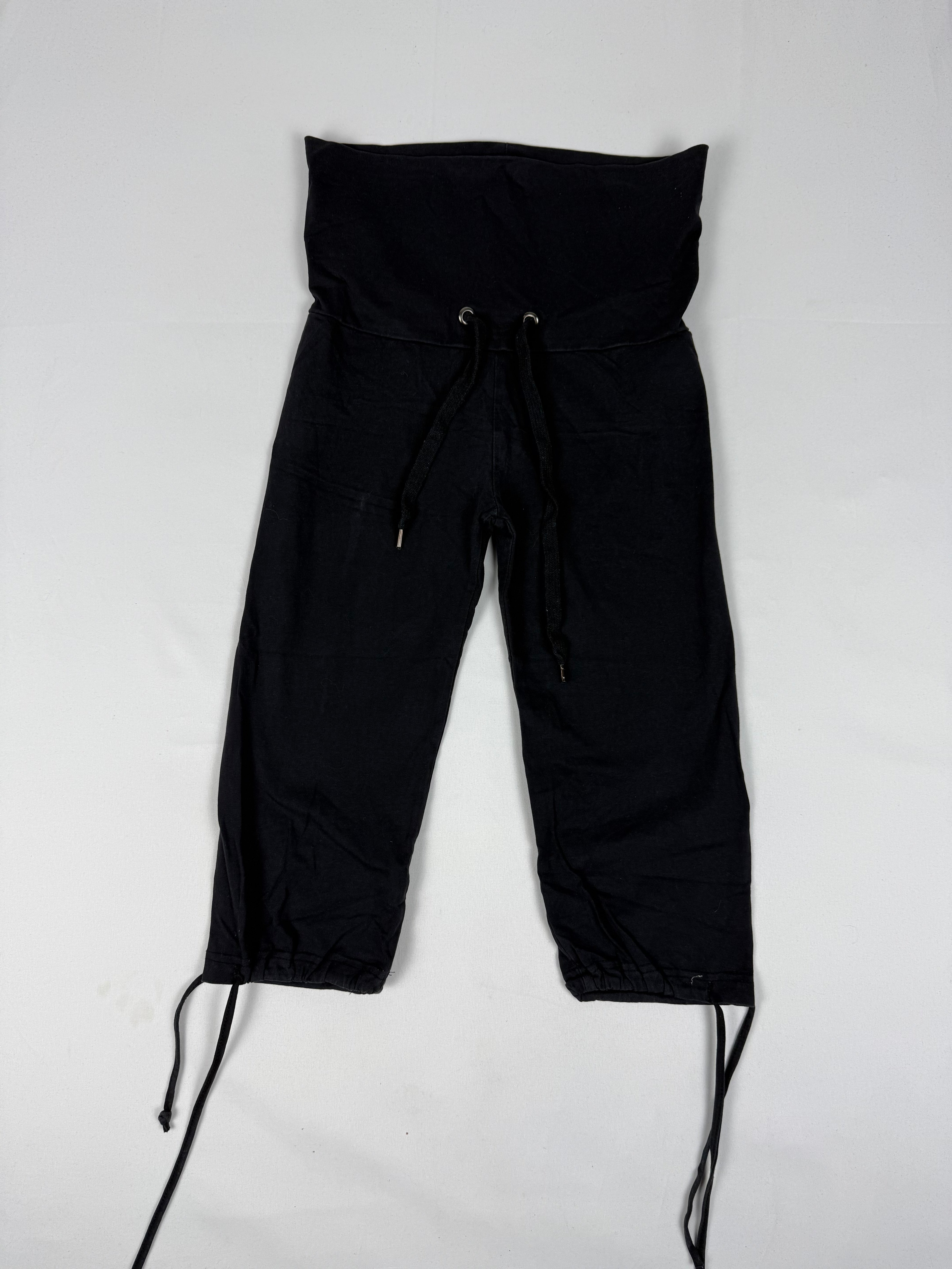 Black activewear low rise capri pants (XS)