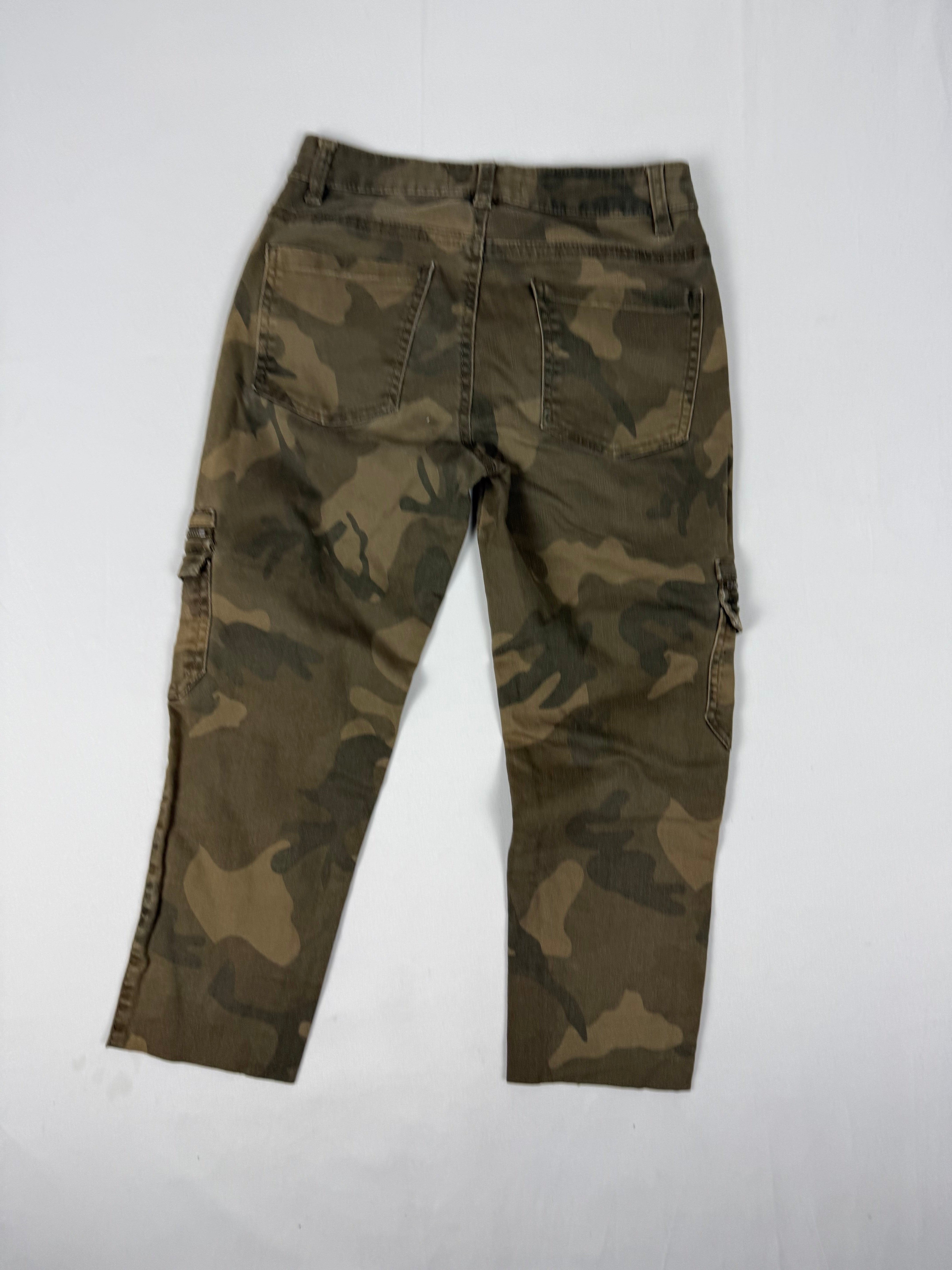 Khaki camo low rise capri pants (XS/S)