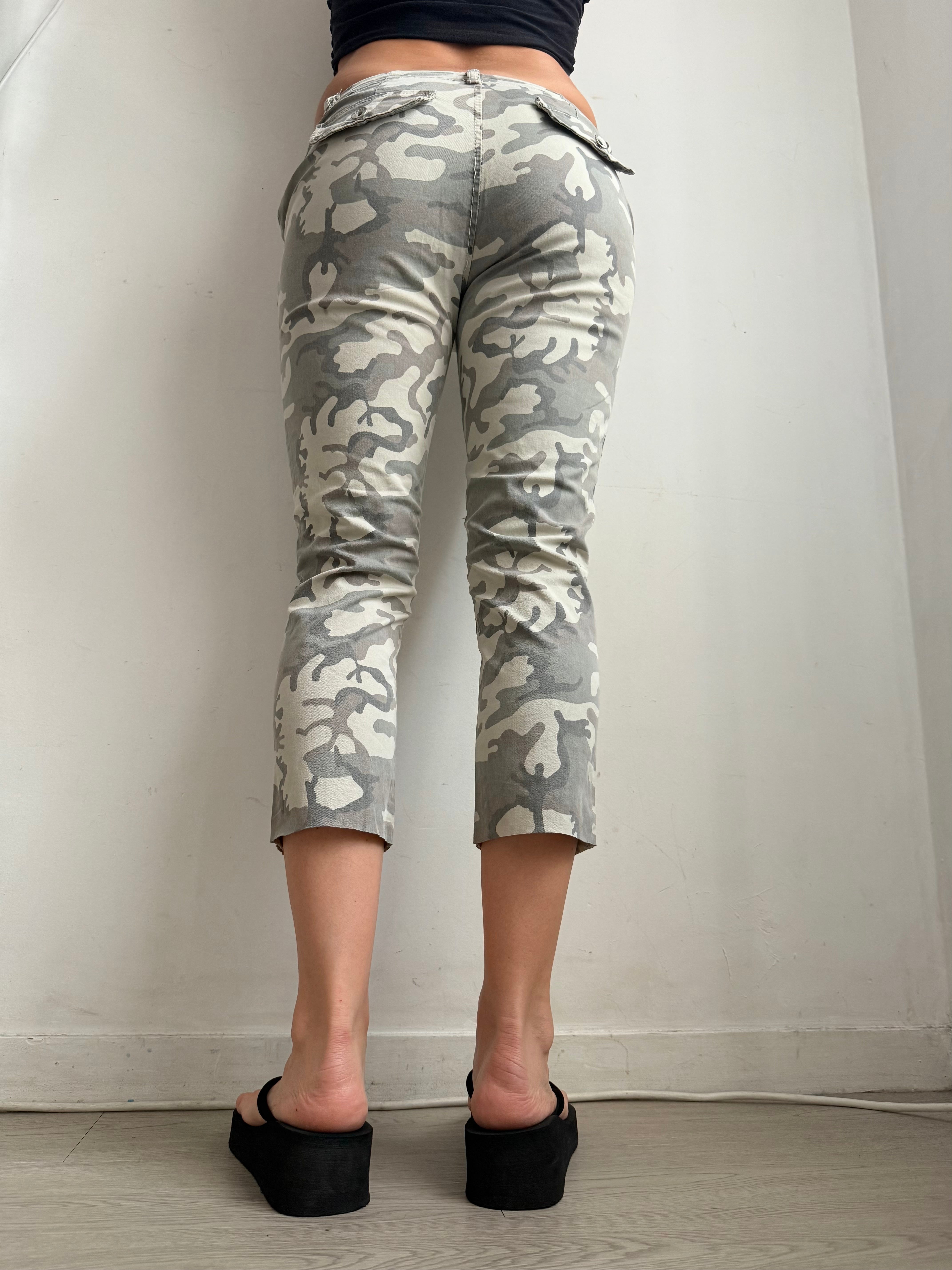 Khaki camo print low rise capri pants (S)
