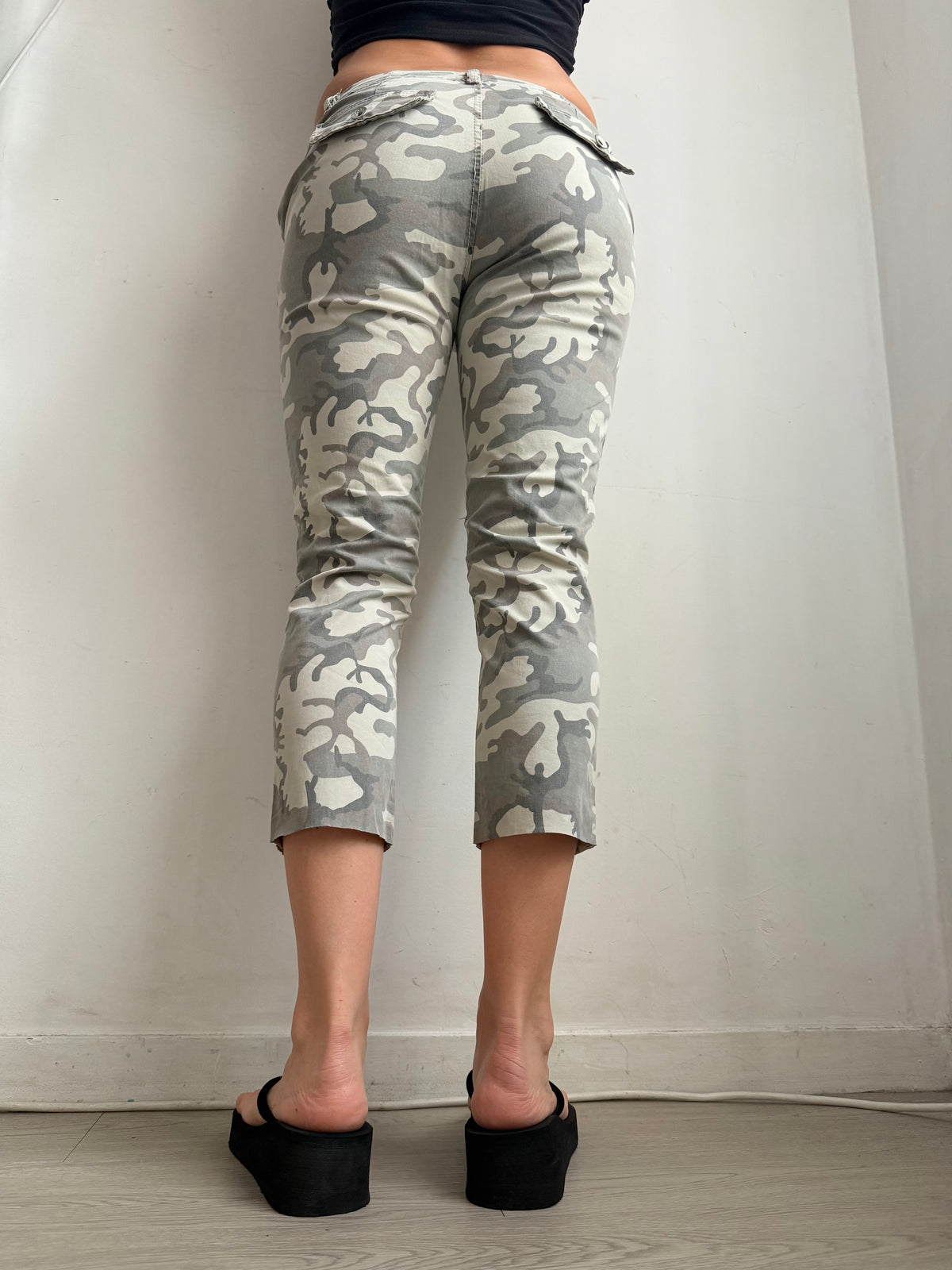 Khaki camo print low rise capri pants (S)