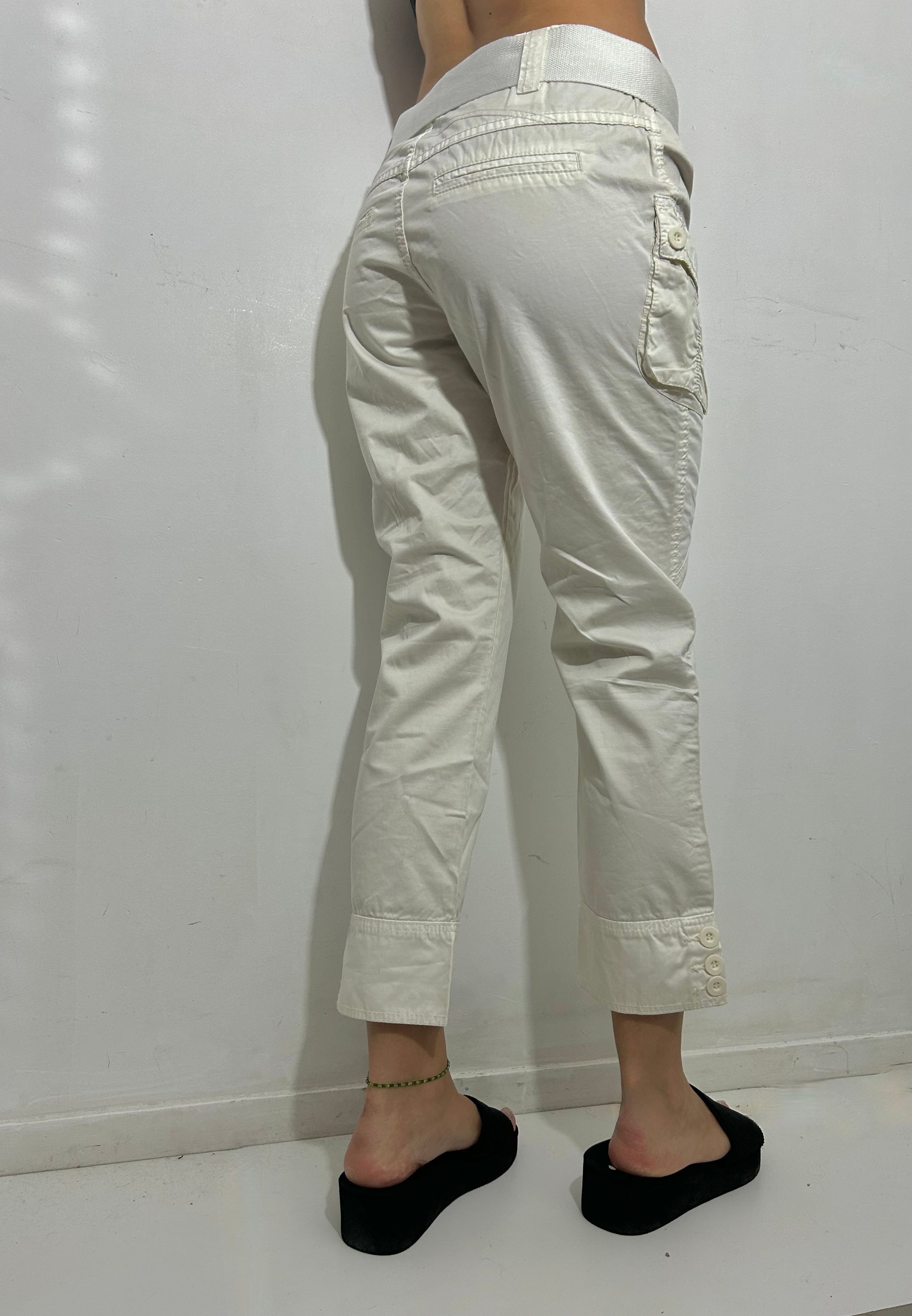 White brand new low rise capri pants (M)