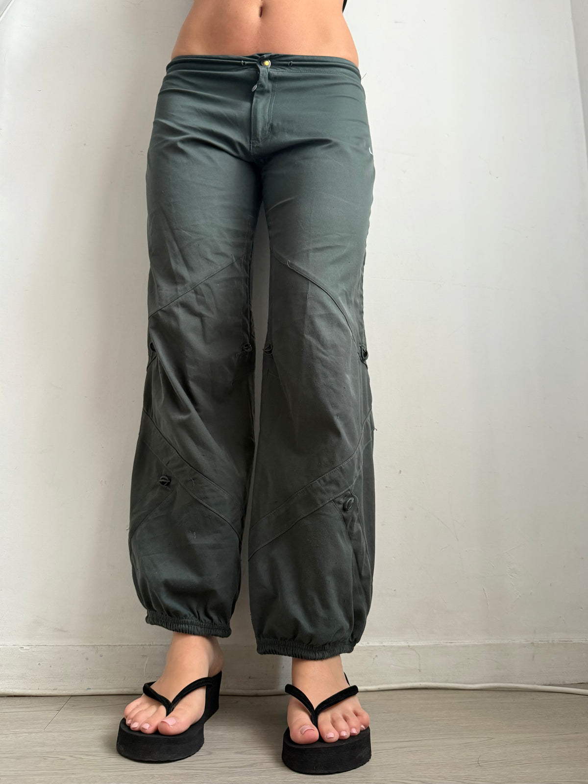 Khaki low rise baggy pants (M)