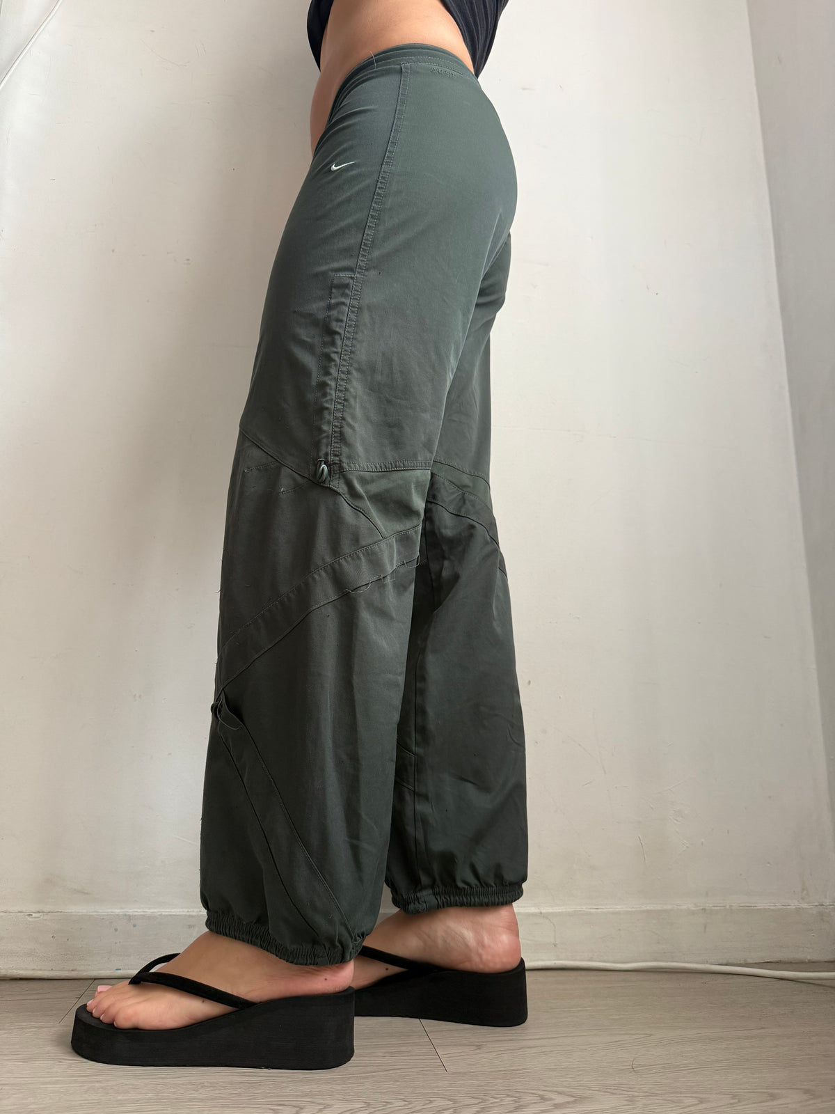 Khaki low rise baggy pants (M)
