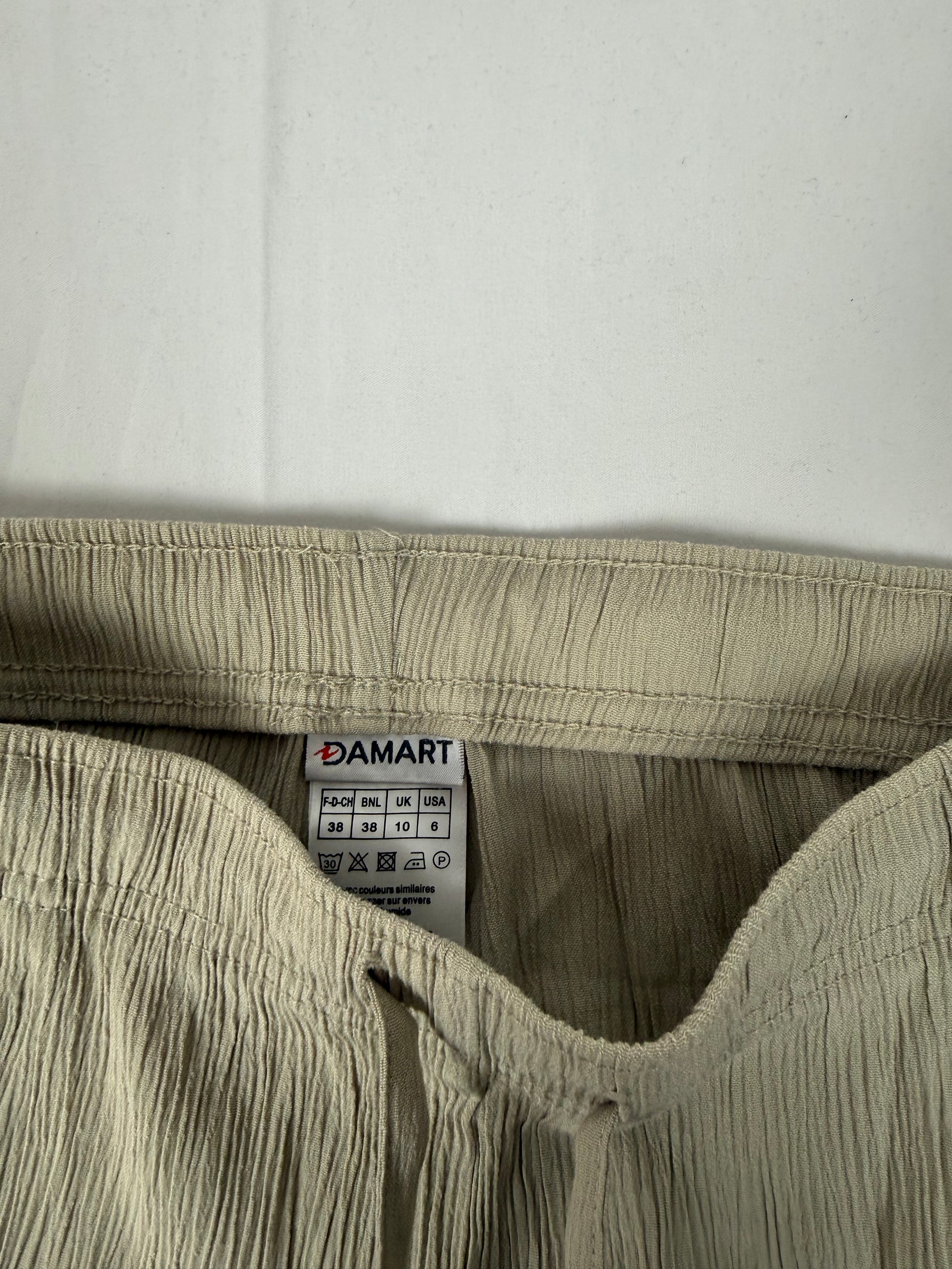 Beige low rise capri pants (M)