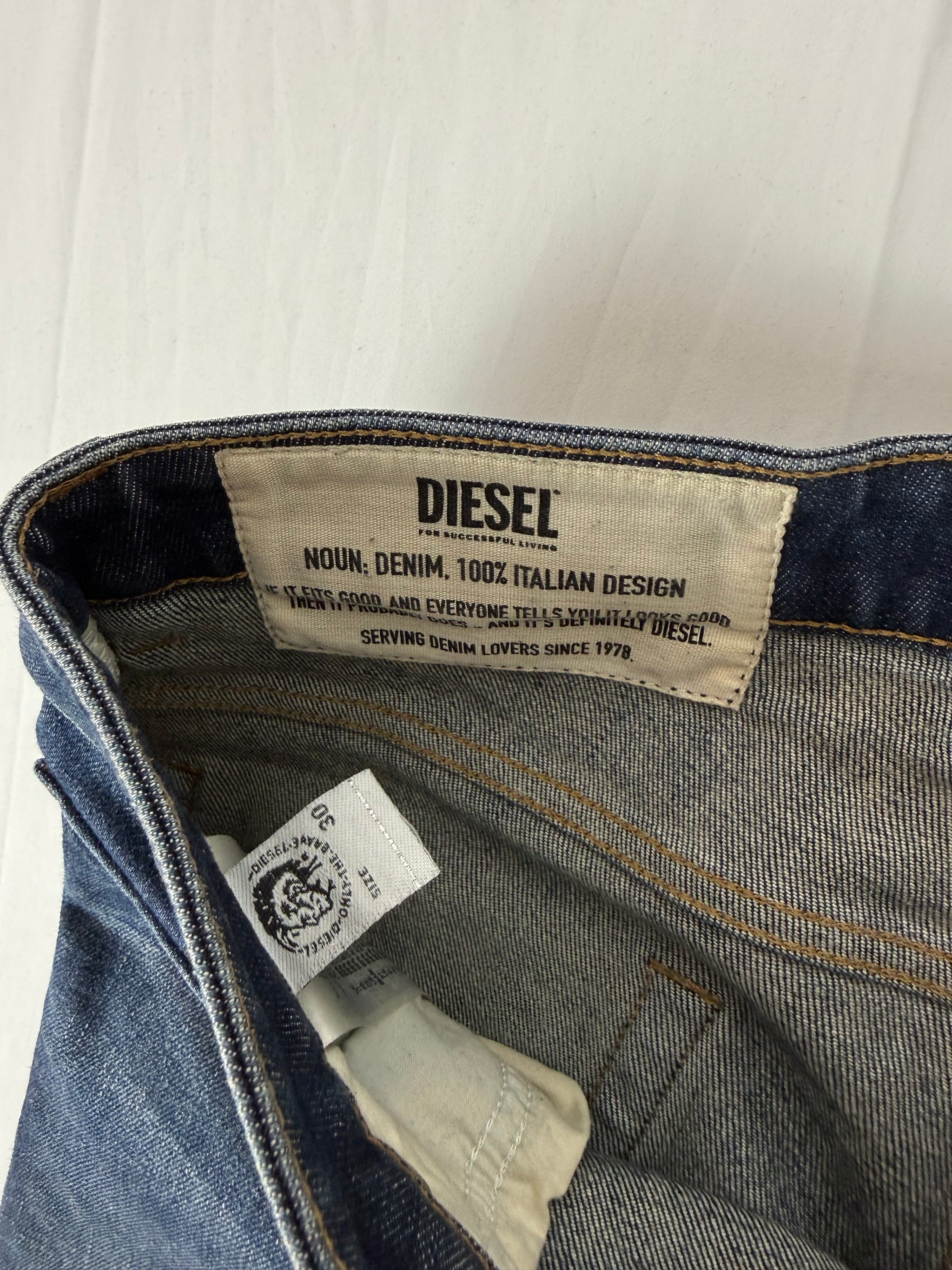 Navy denim low rise capri pants (M)