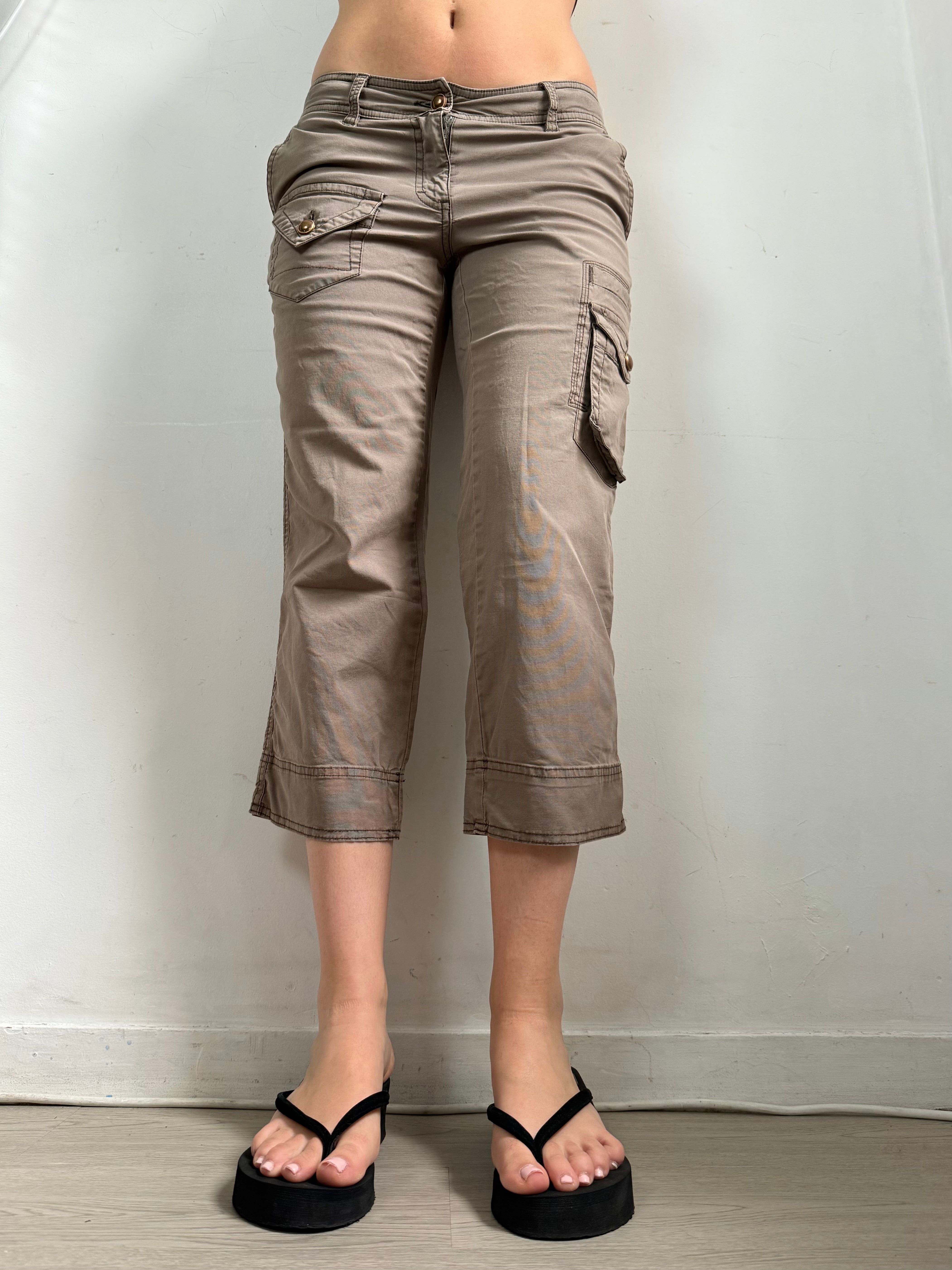 Khaki low rise cargo capri pants (S/M)