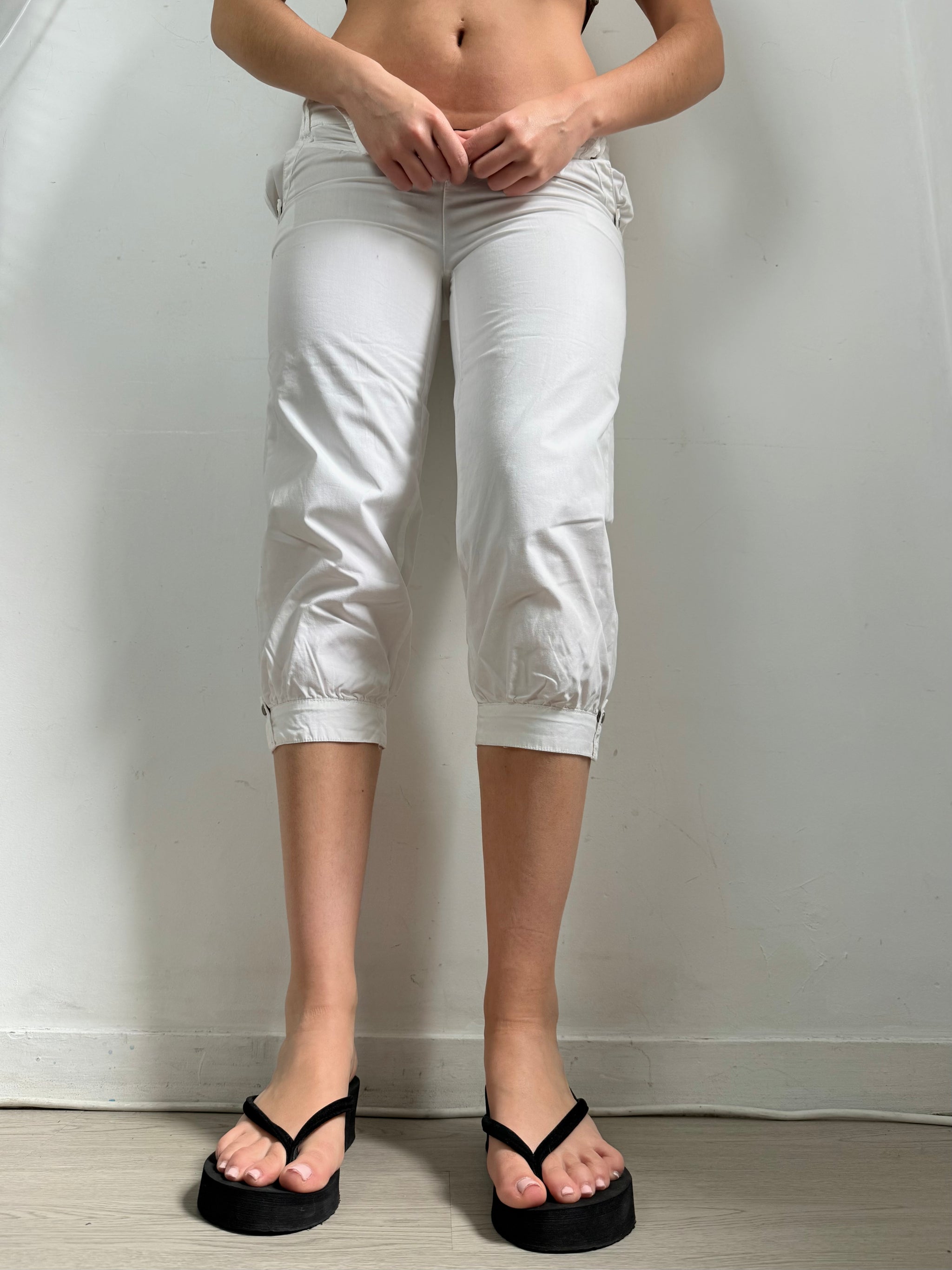 White 100% cotton low rise capri pants (XS)