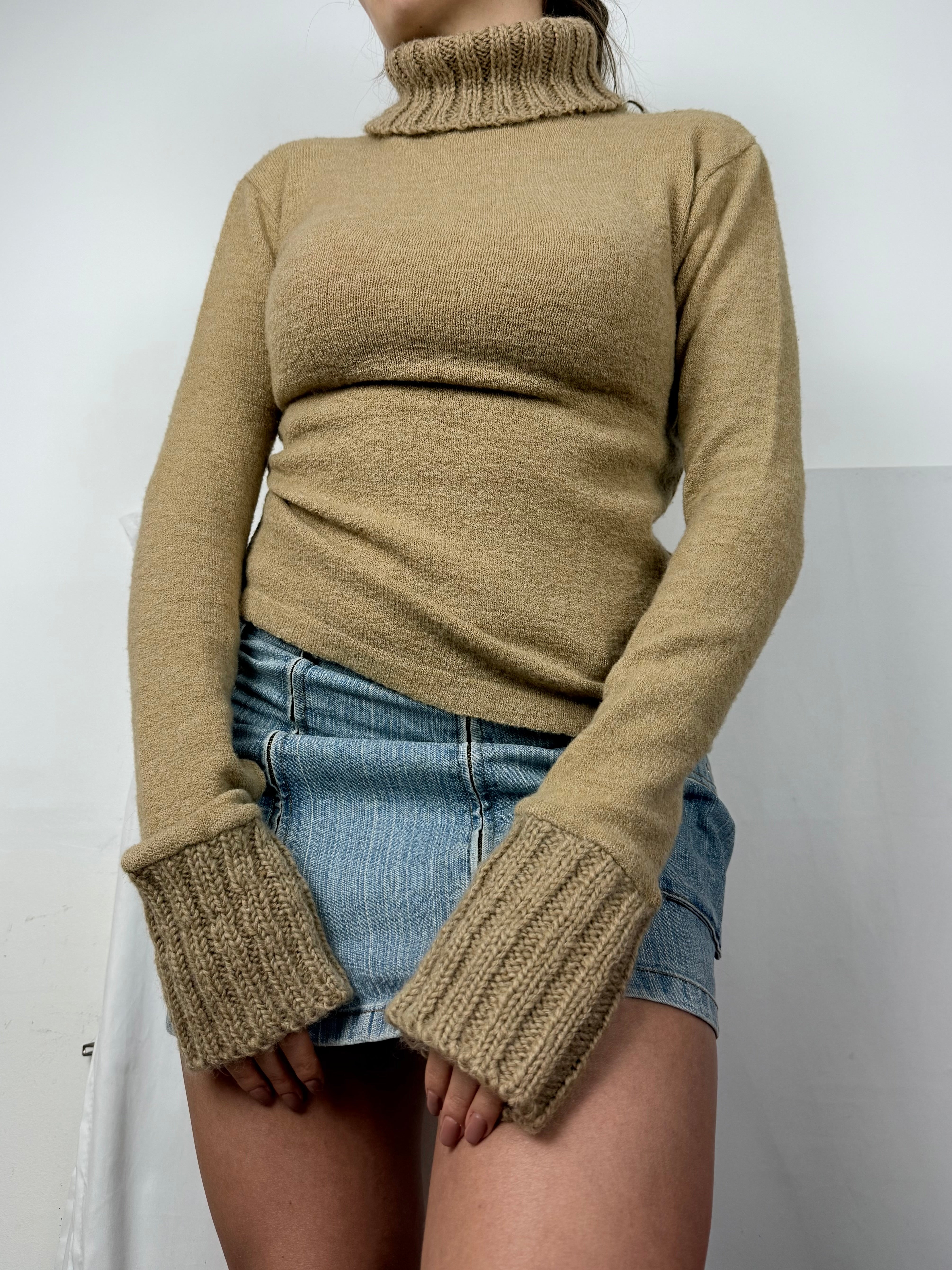 Beige turtleneck wool jumper (S/M)