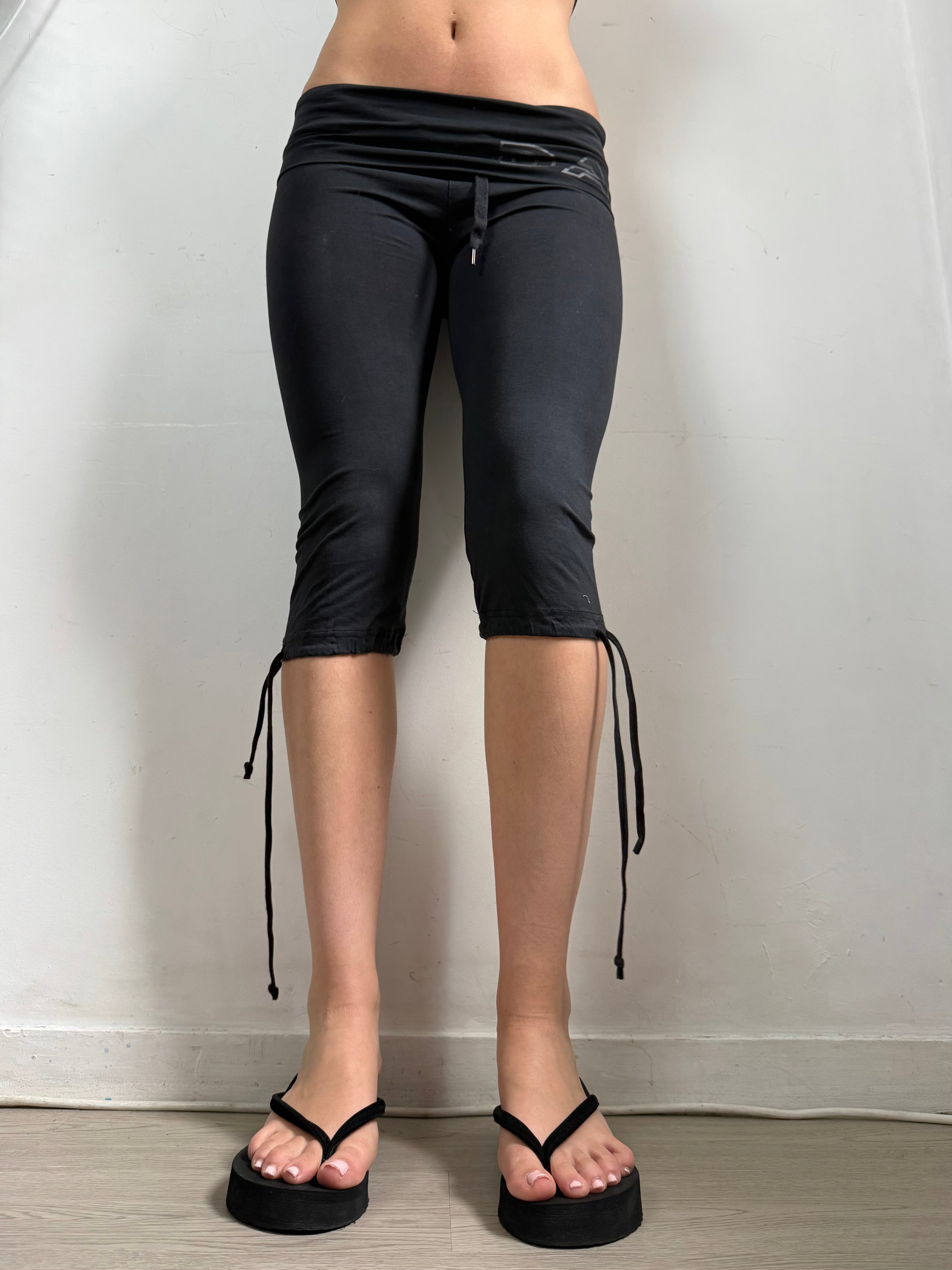 Black activewear low rise capri pants (XS)