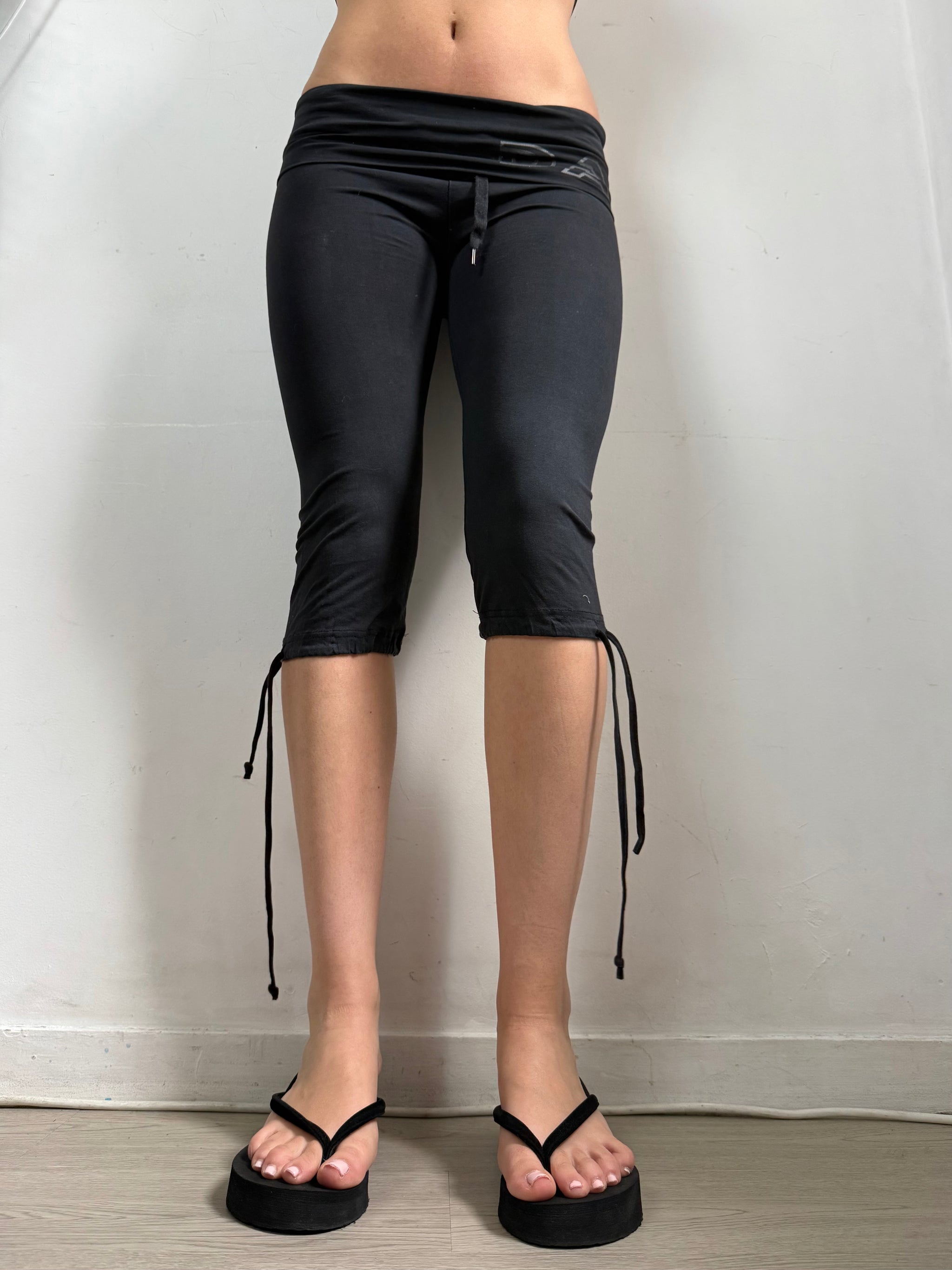 Black activewear low rise capri pants (XS)