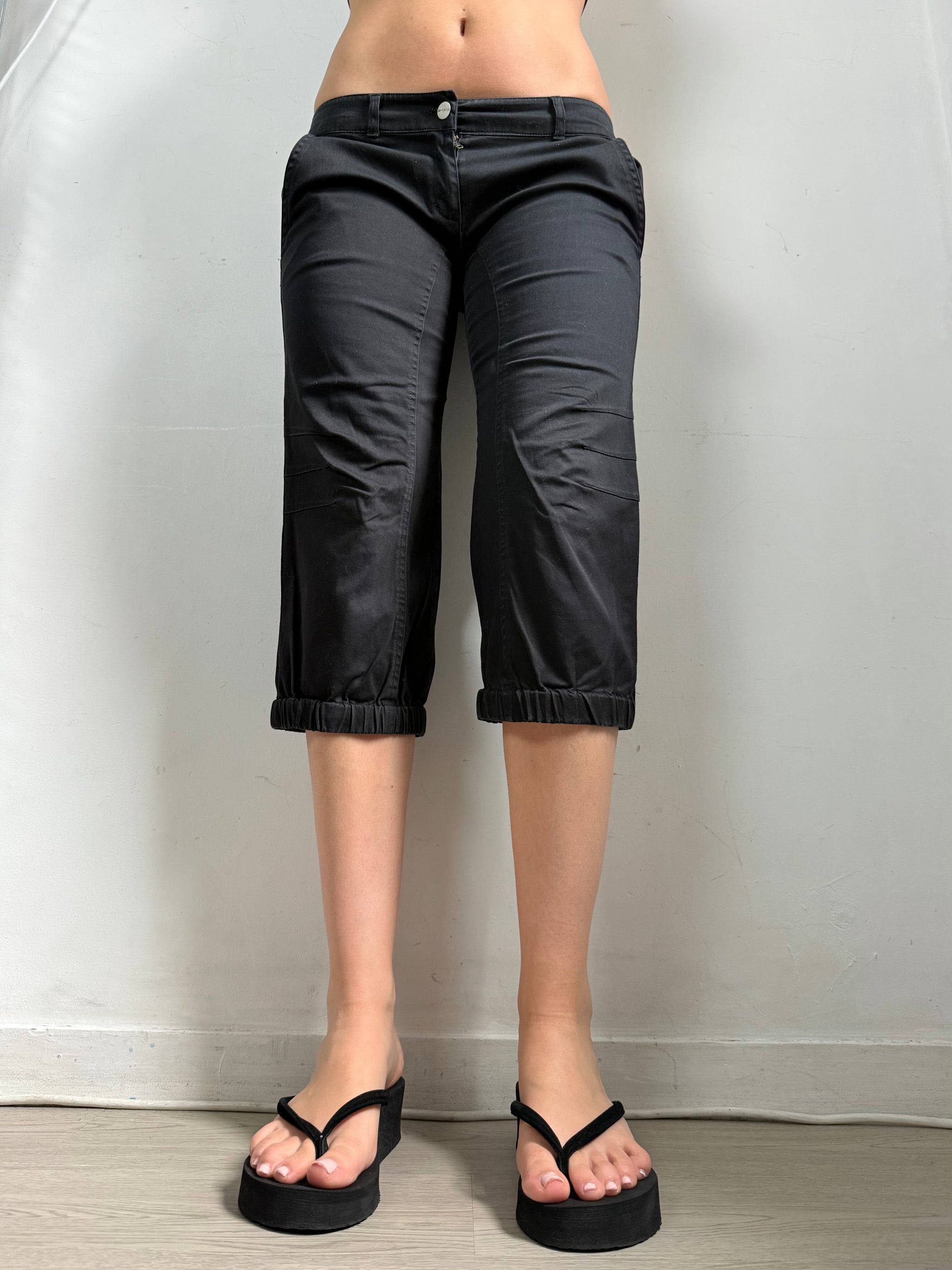 Black low rise capri pants (S/M)