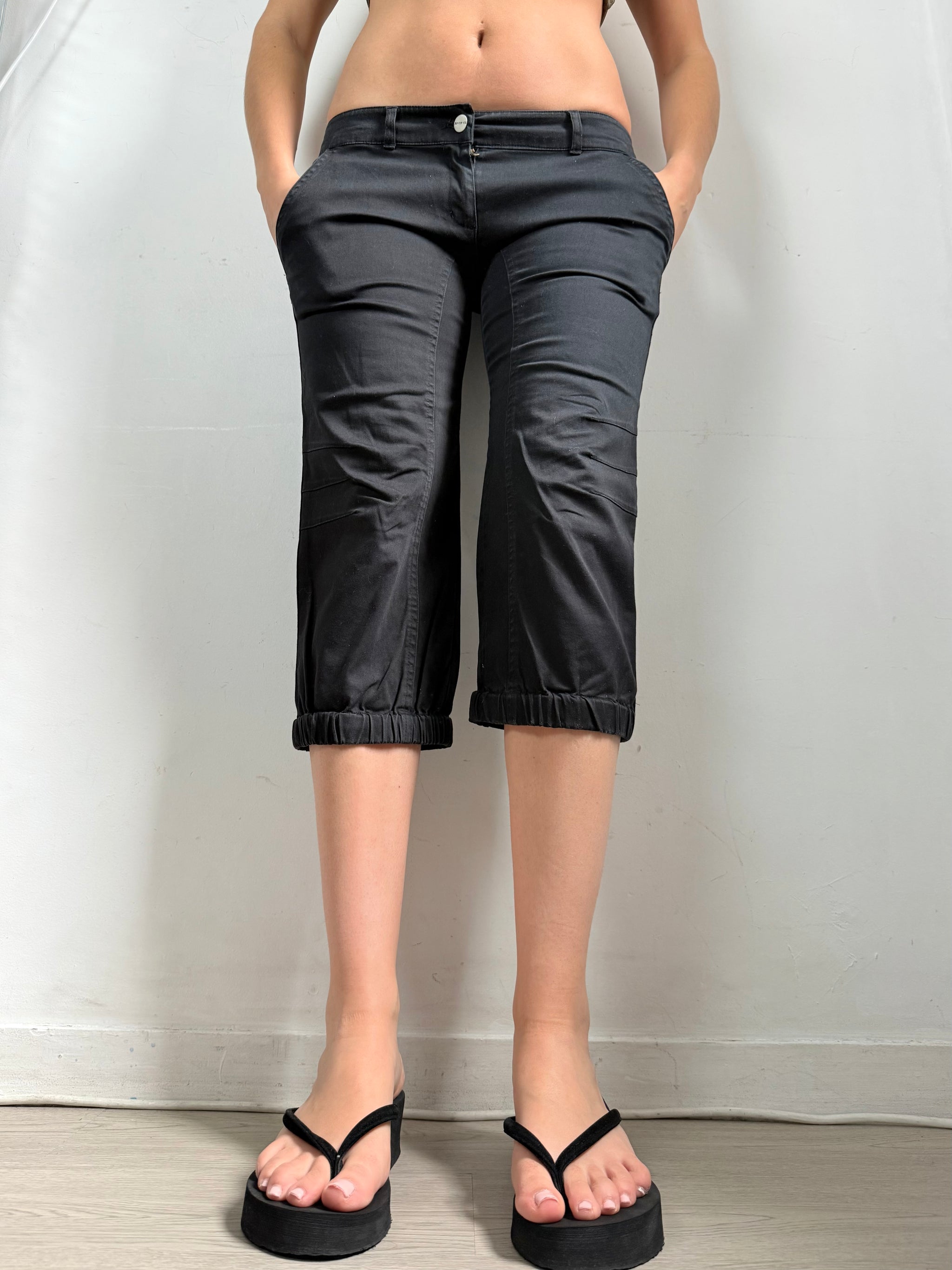 Black low rise capri pants (S/M)