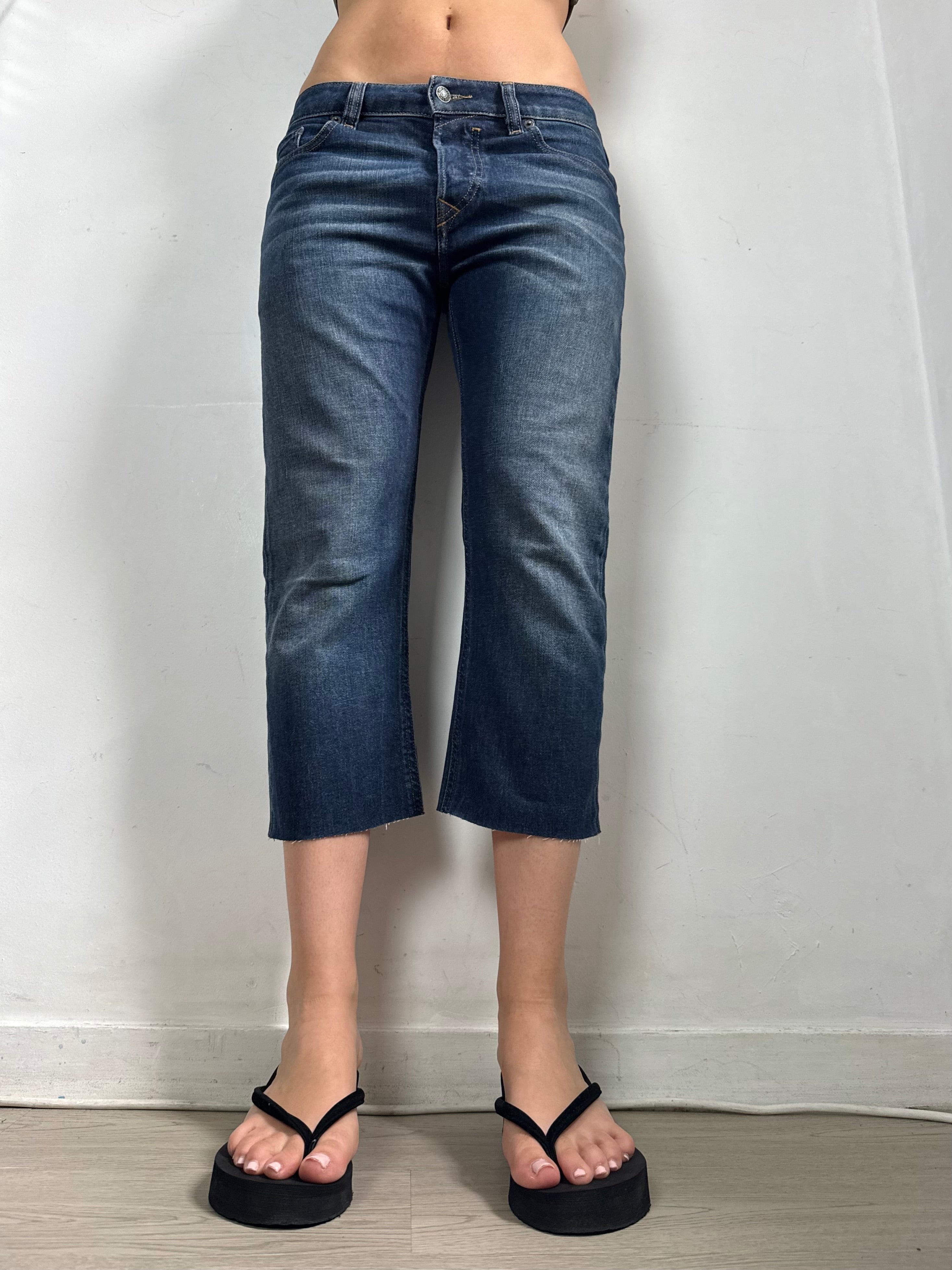 Navy denim low rise capri pants (M)