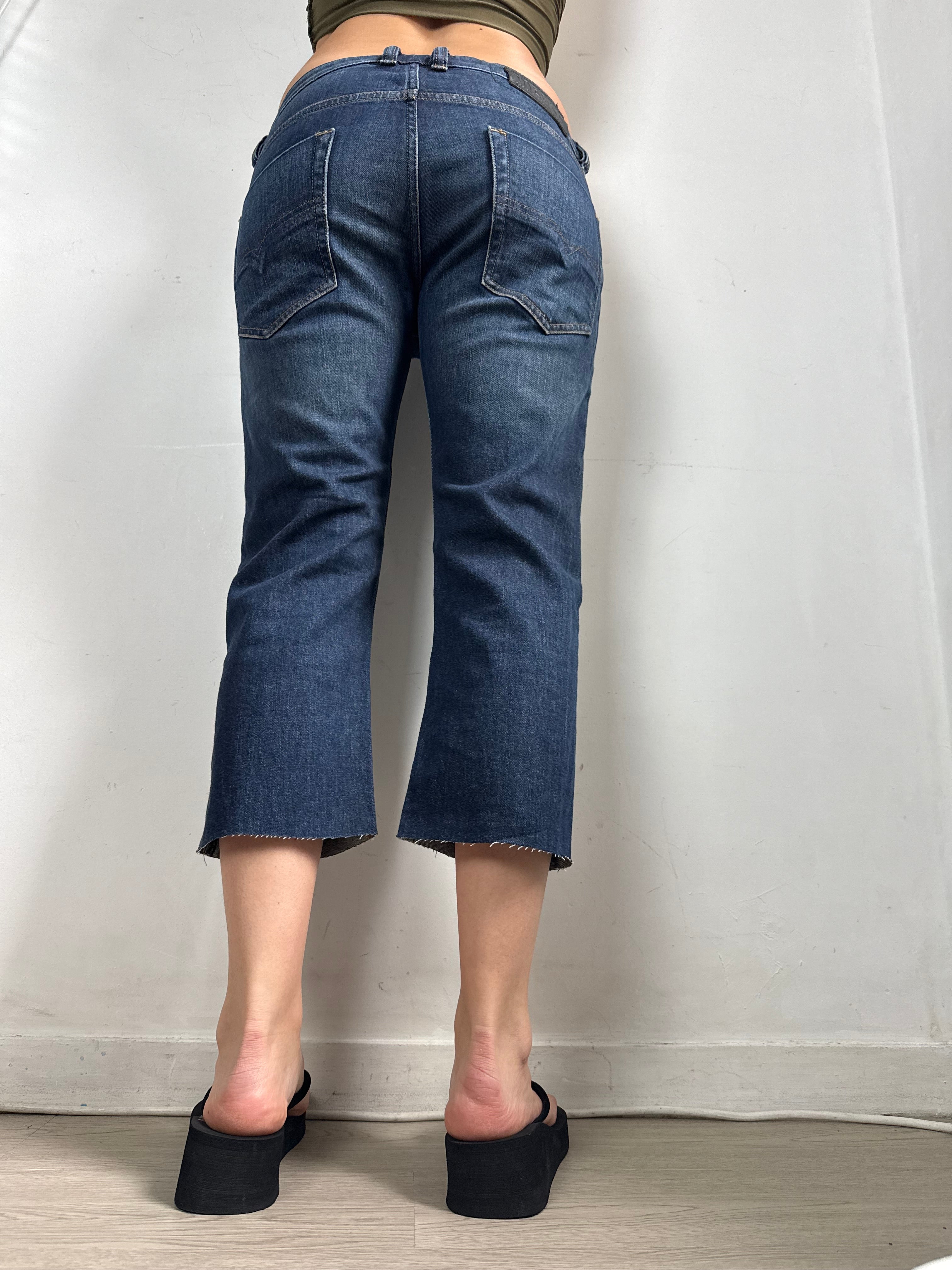 Navy denim low rise capri pants (M)