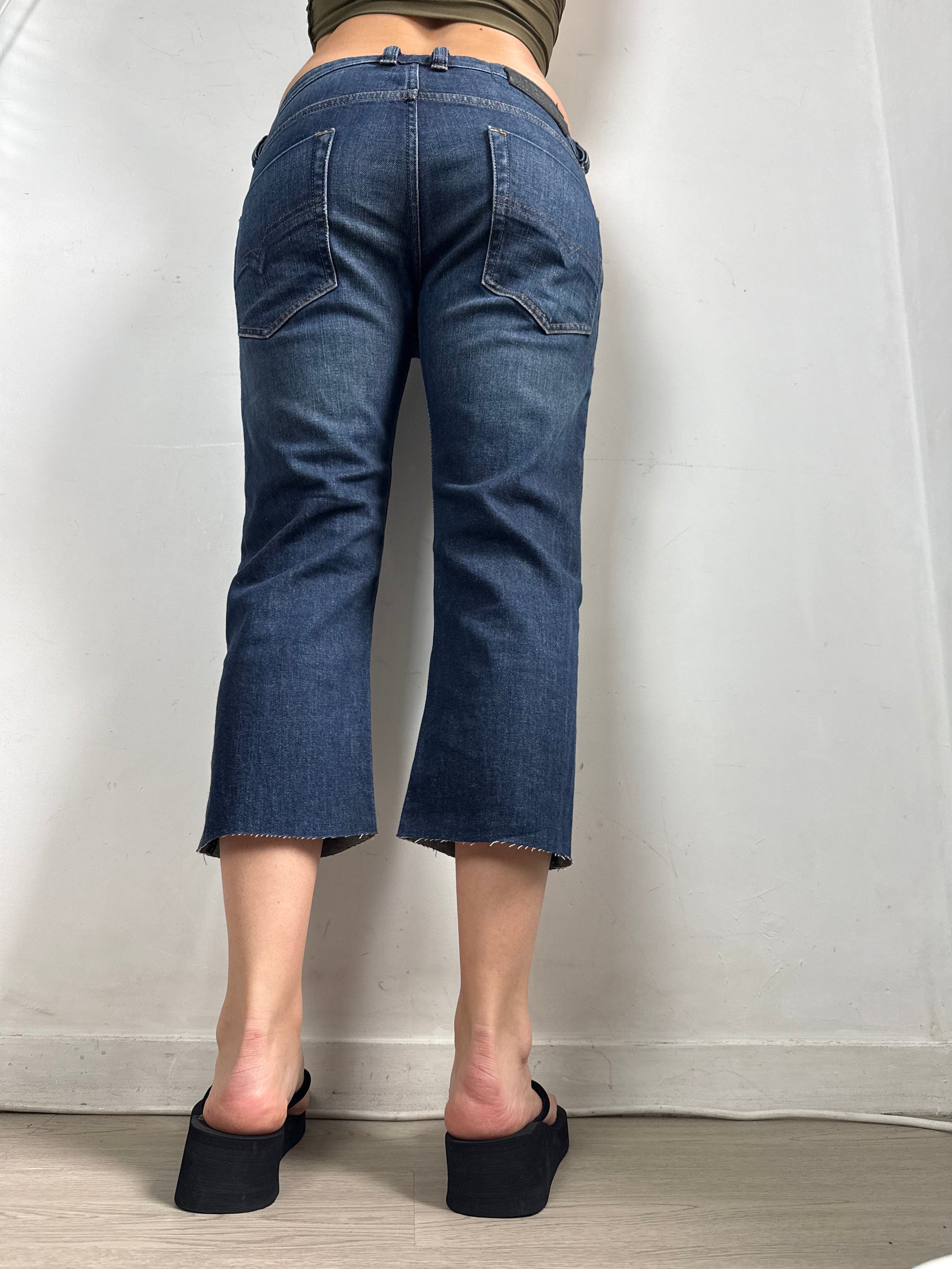 Navy denim low rise capri pants (M)