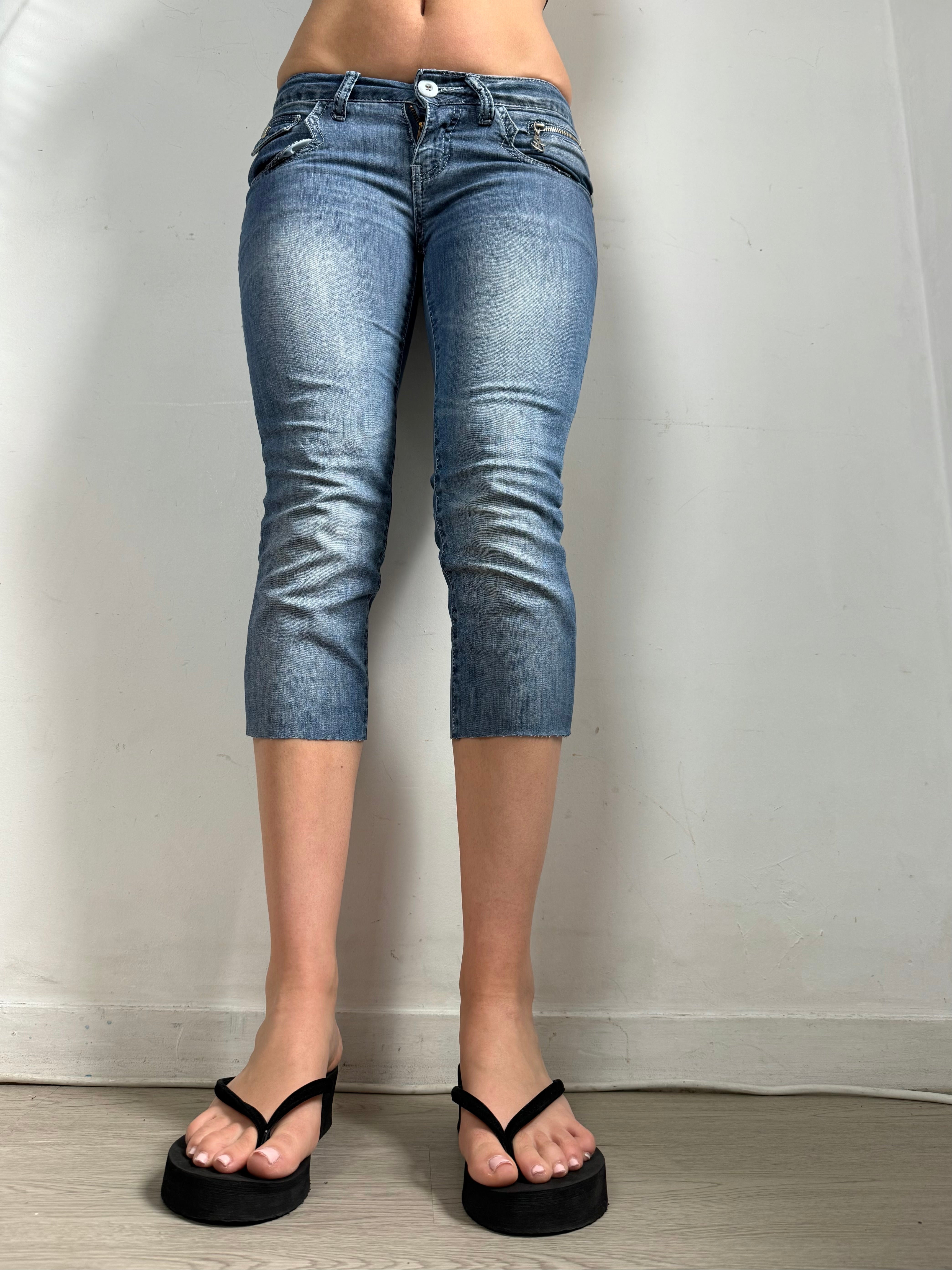 Blue denim low rise capri pants (XS/S)