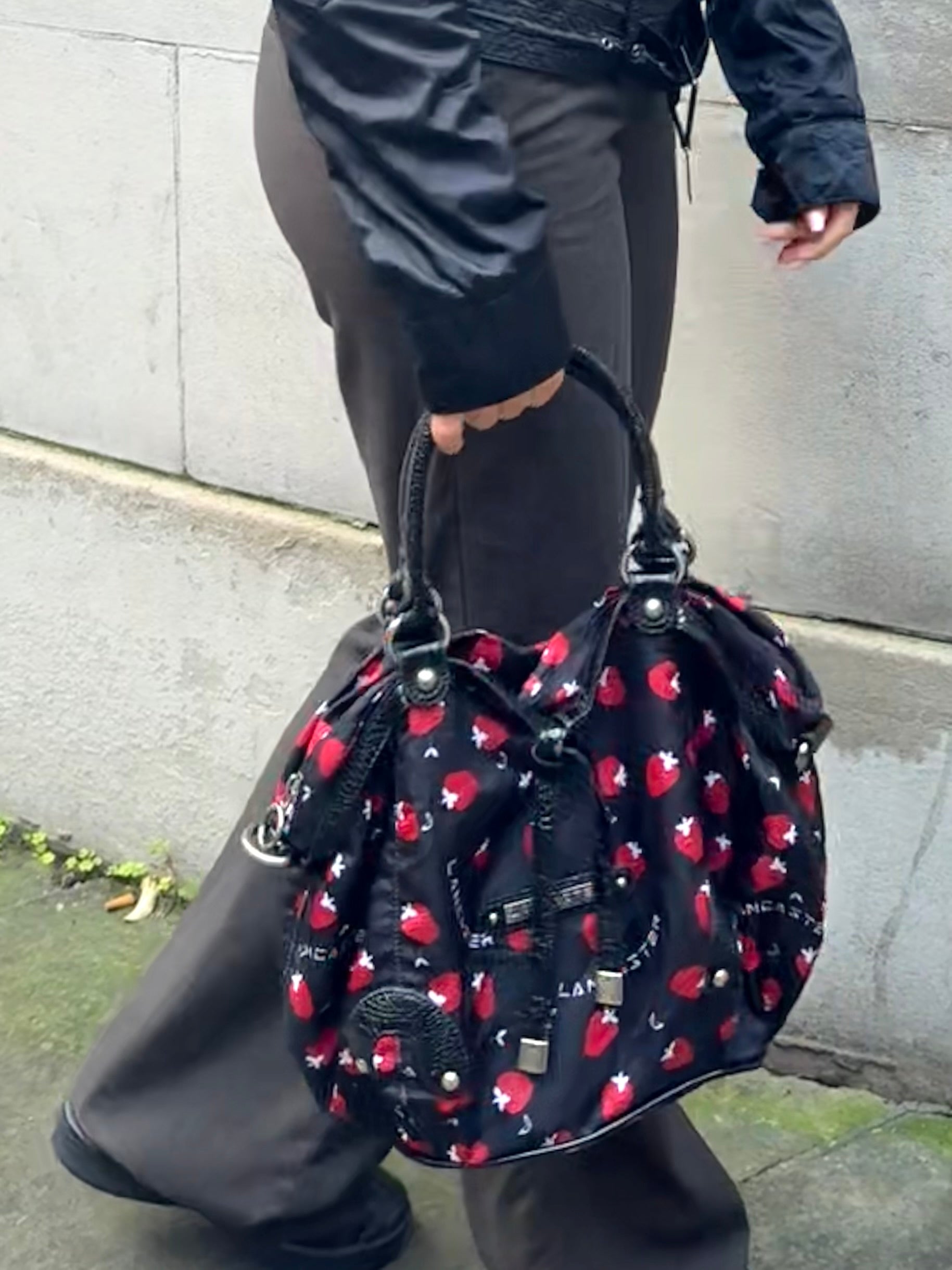 Black strawberries besace shoulder bag (37x23cm)