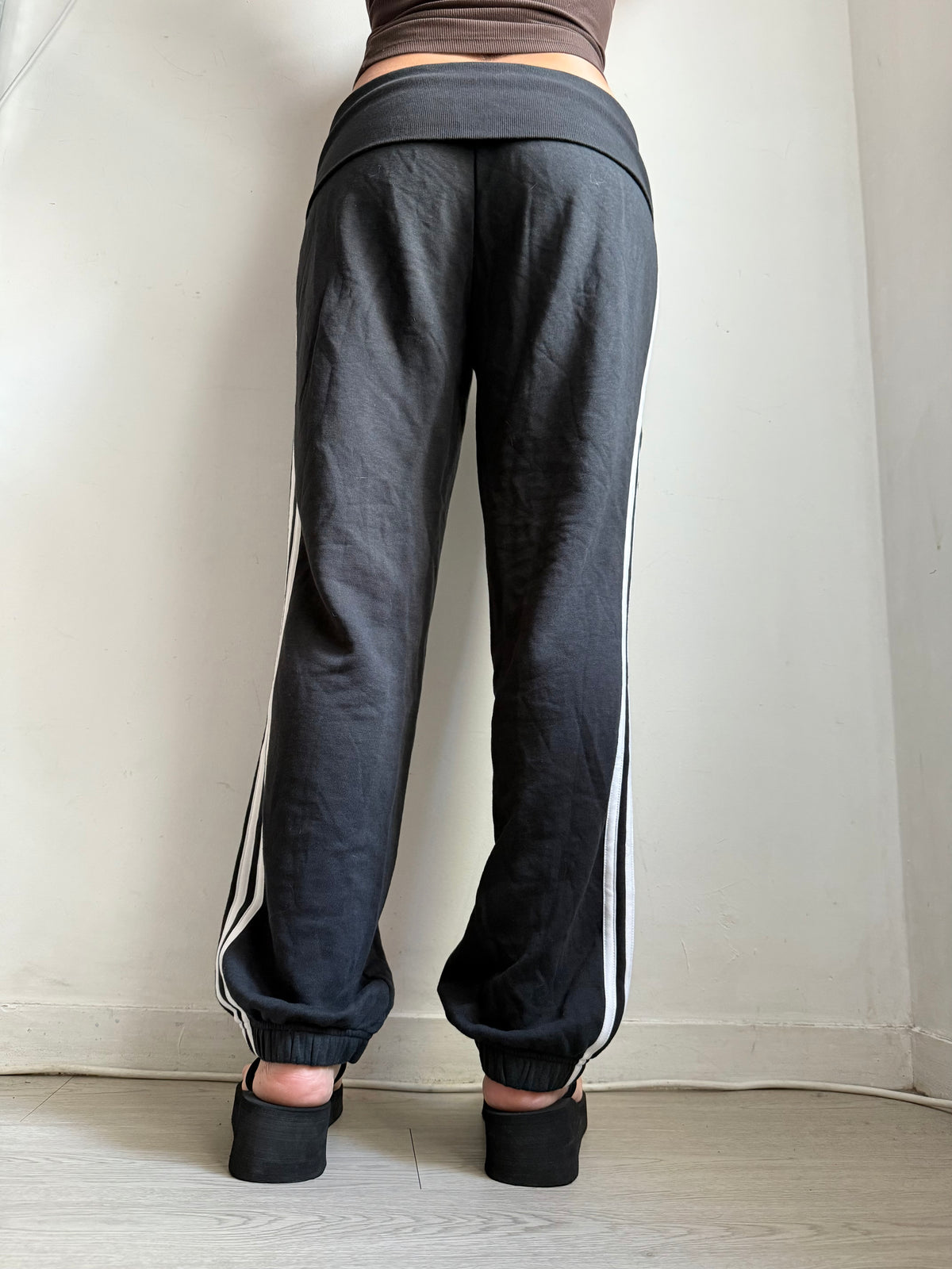 Pantalon droit taille basse en jean noir (XS)