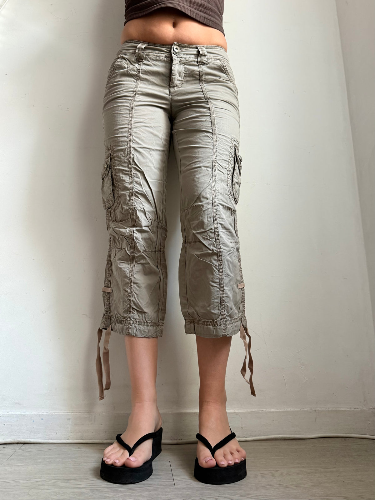 Khaki low rise utility capri pants (S)
