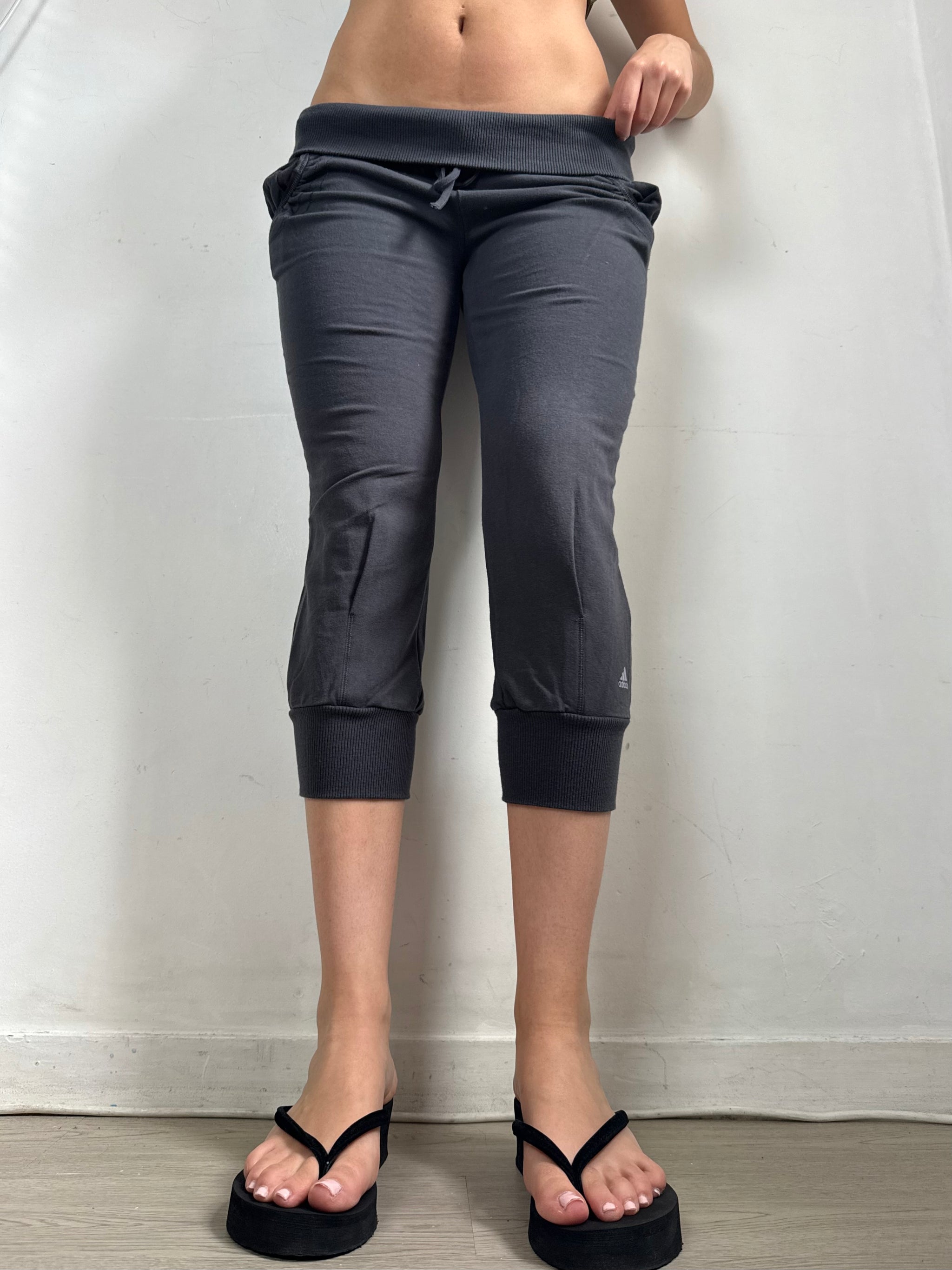 Grey stretchy activewear low rise capri pants (S/M)