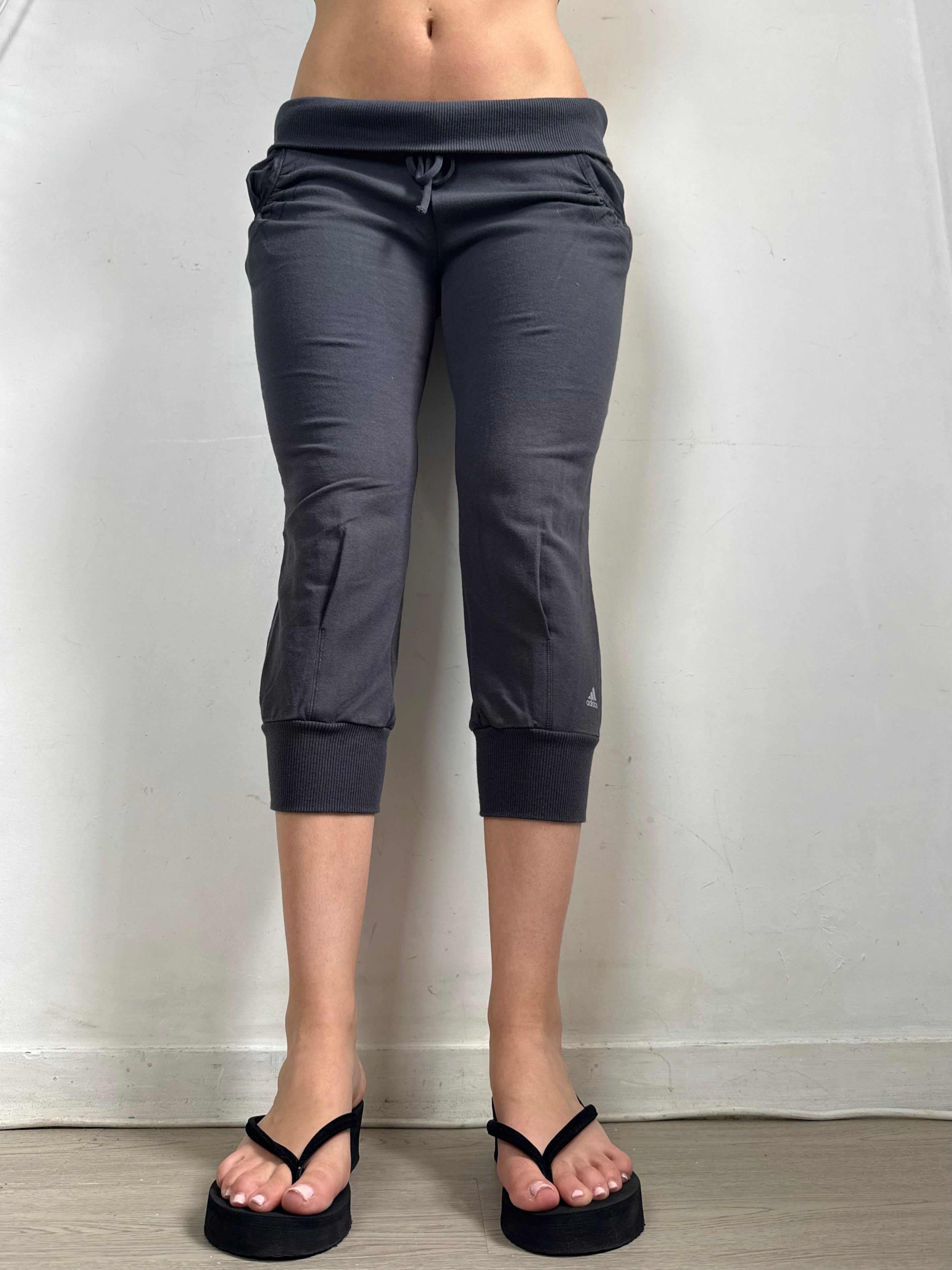 Grey stretchy activewear low rise capri pants (S/M)