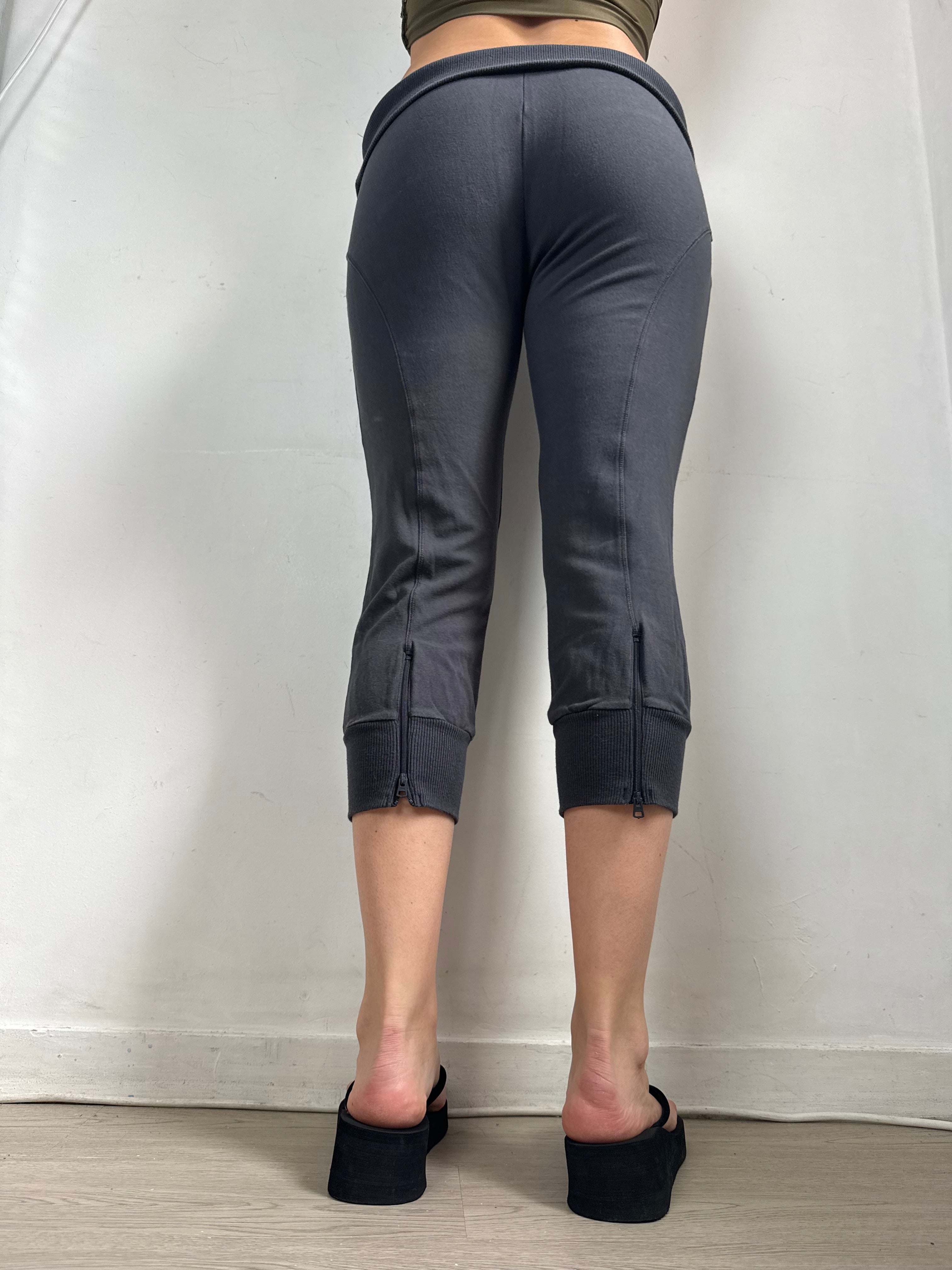 Grey stretchy activewear low rise capri pants (S/M)