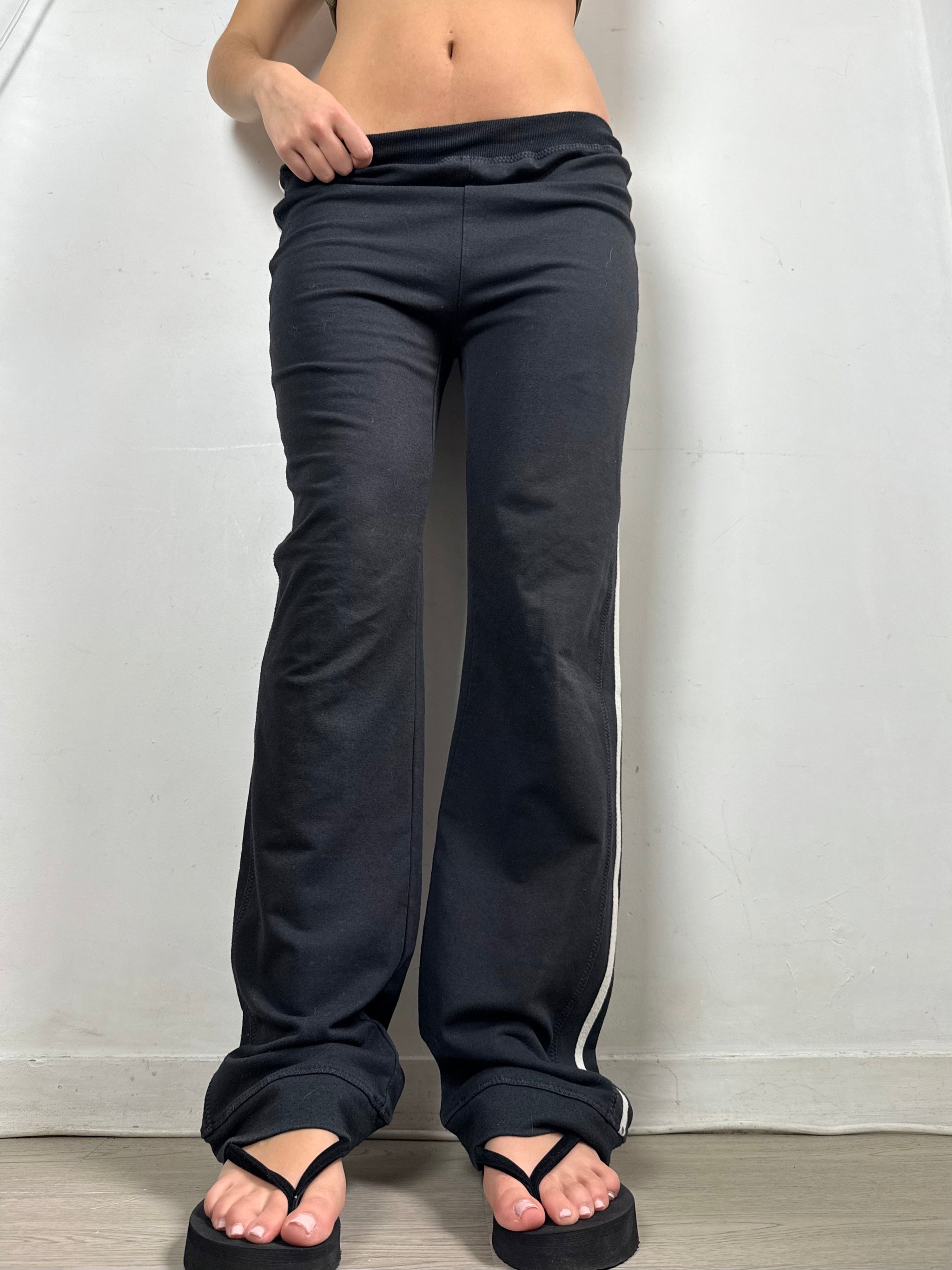 Black cotton low rise activewear pants (S/M)