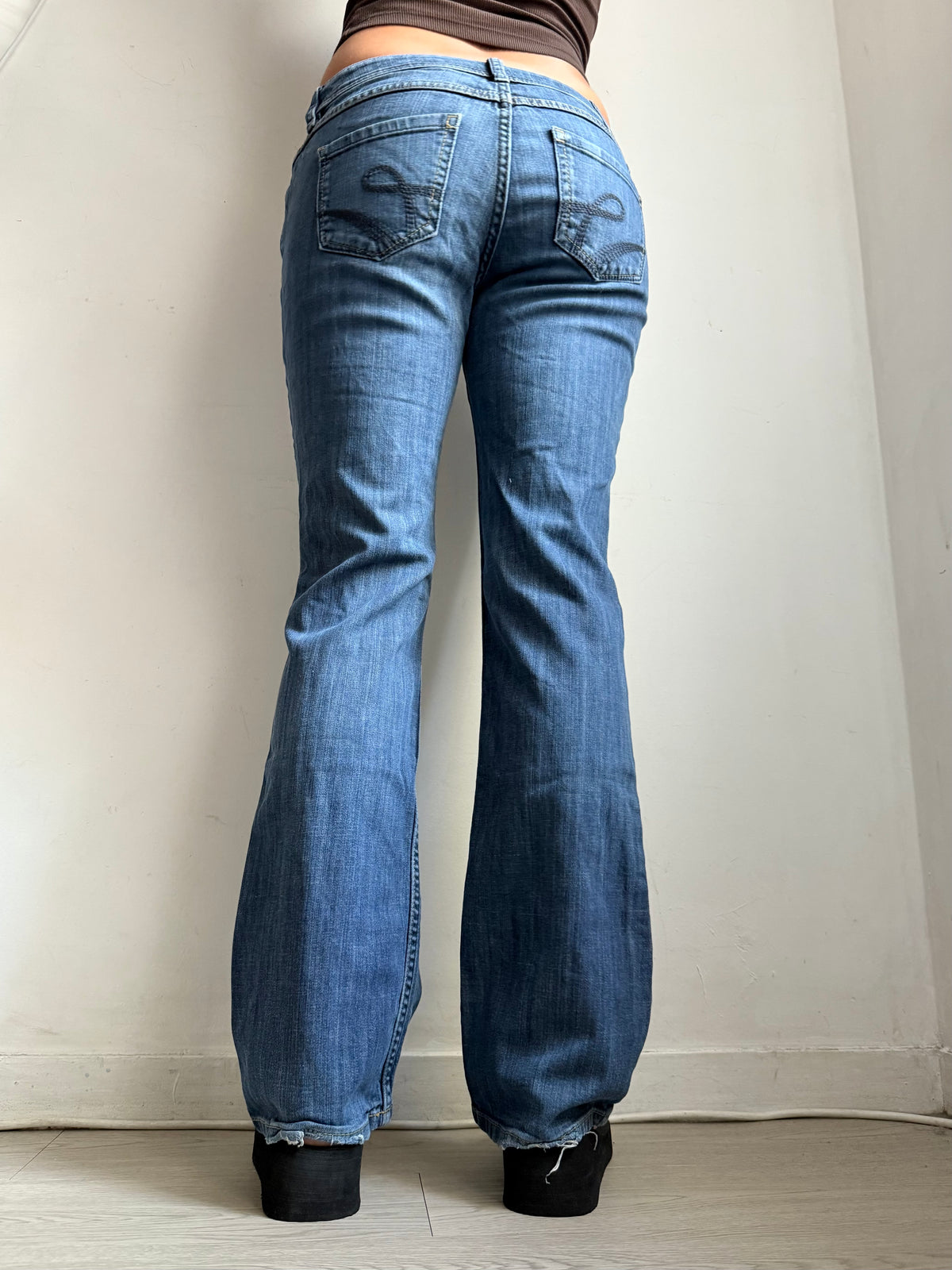 Blue denim low rise flare pants (M)