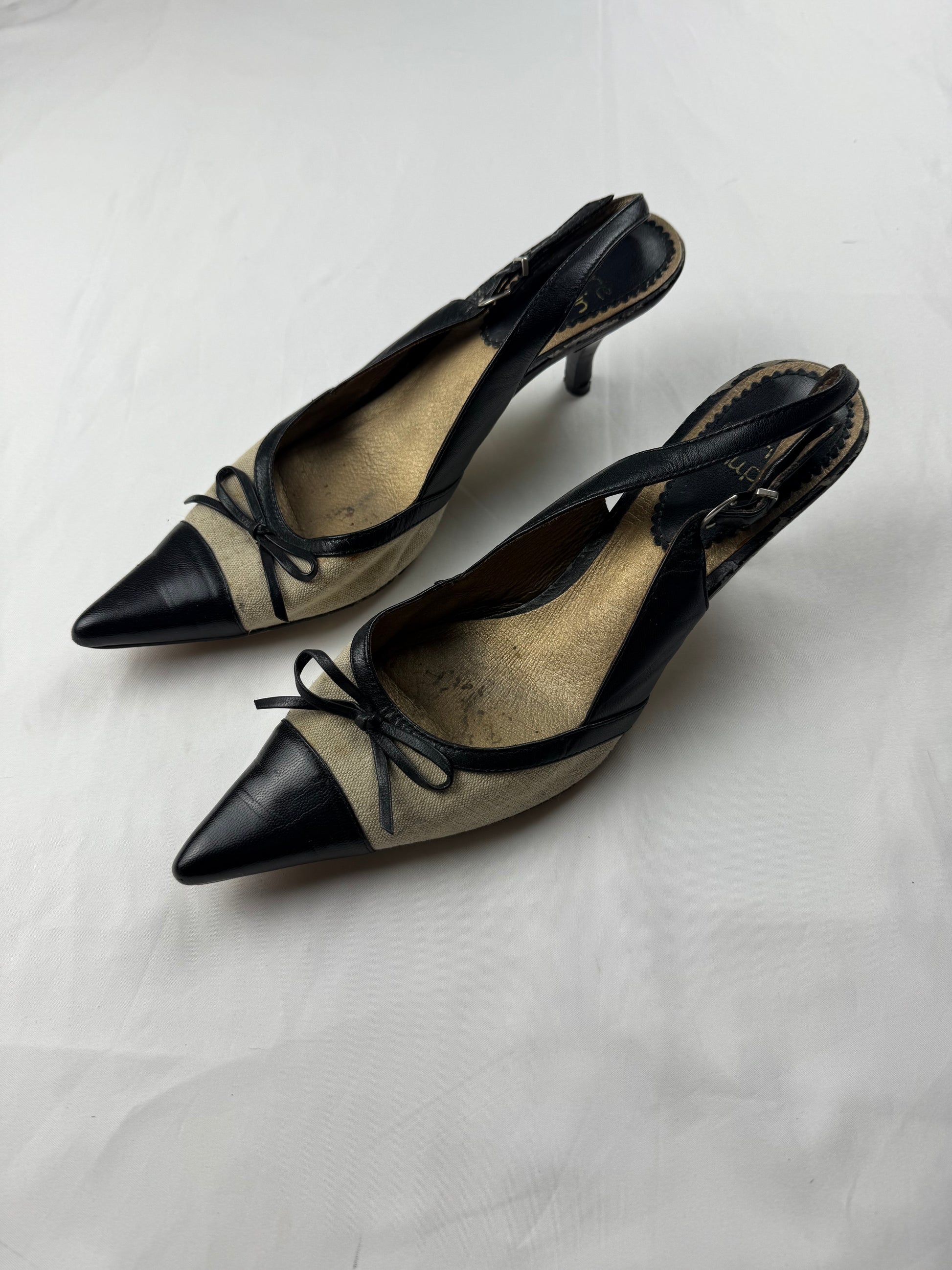 Beige real leather pointed toes kitten heels (37.5)