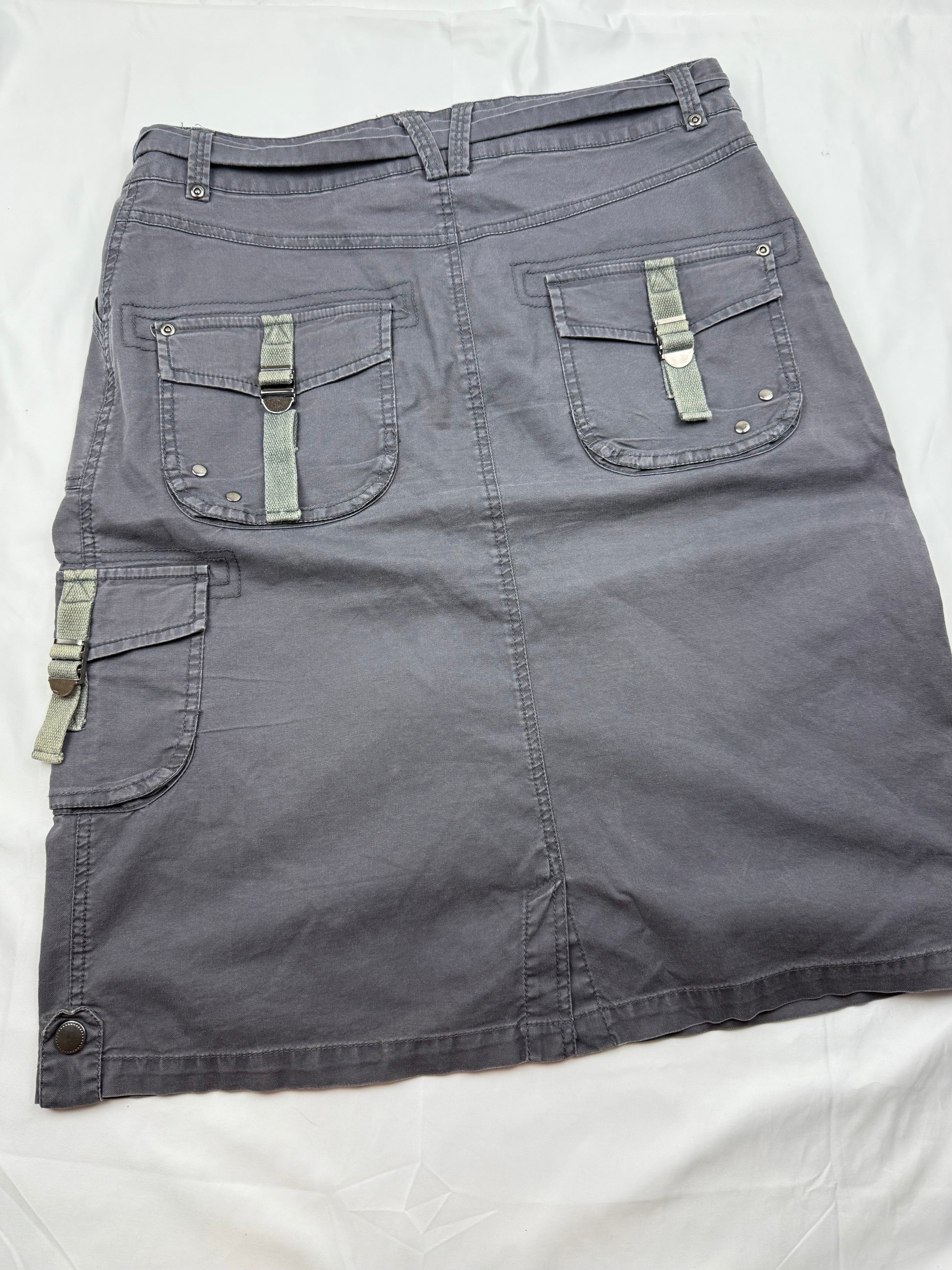 Grey cargo mid skirt with removable belt  (M)