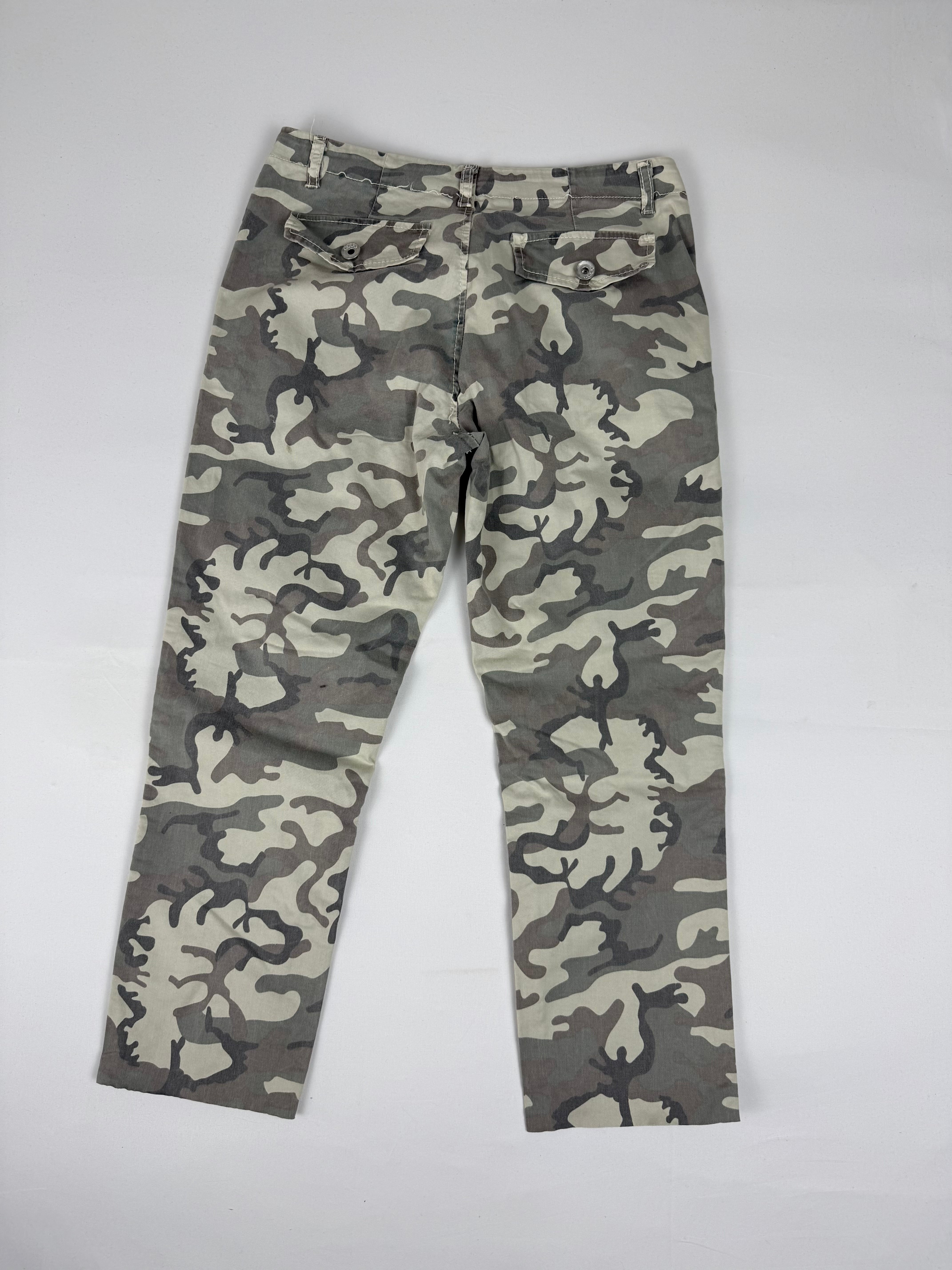 Khaki camo print low rise capri pants (S)