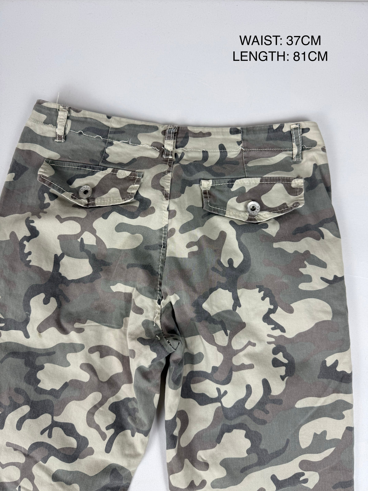 Khaki camo print low rise capri pants (S)