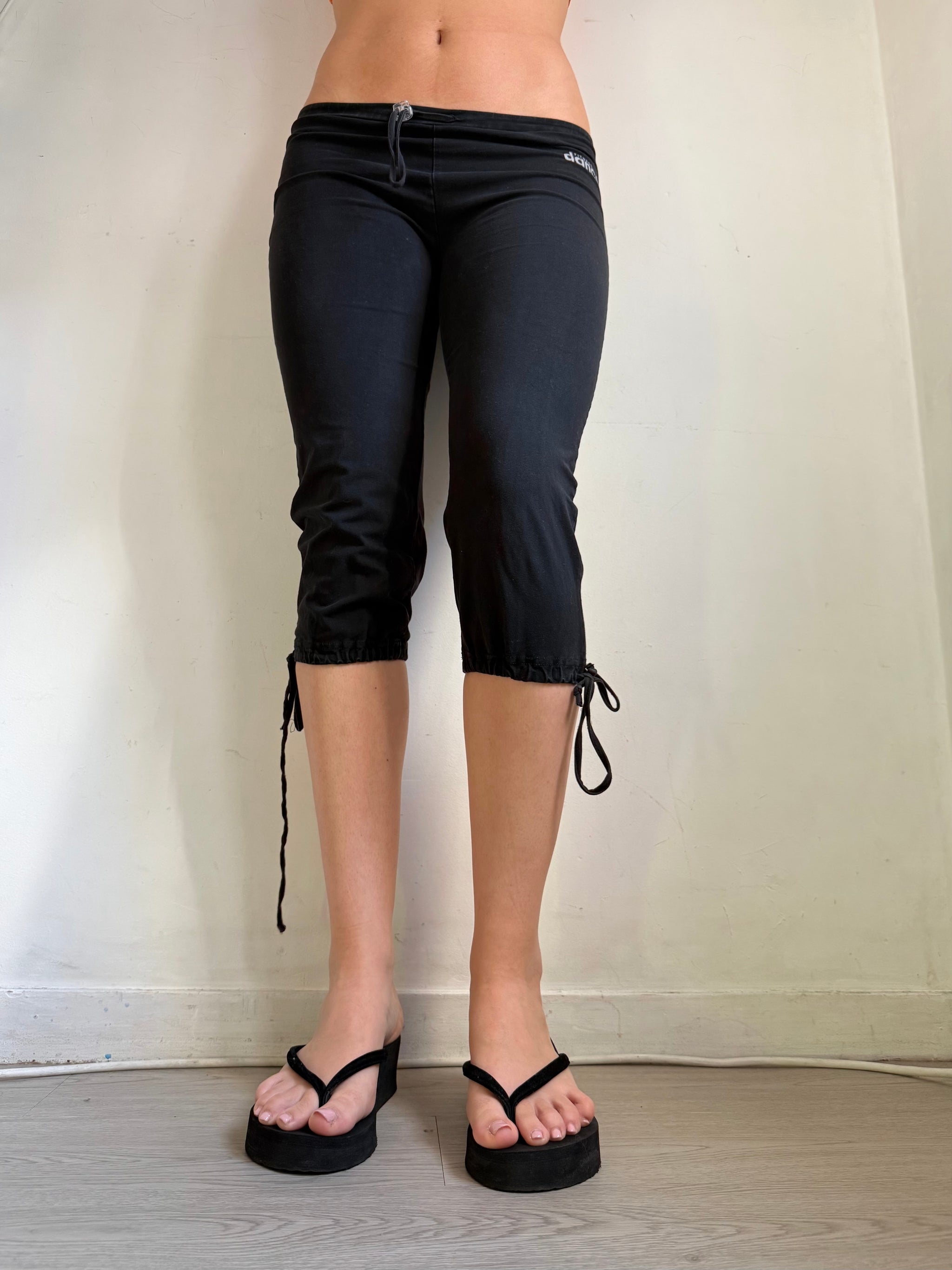 Black activewear low rise capri pants (M)