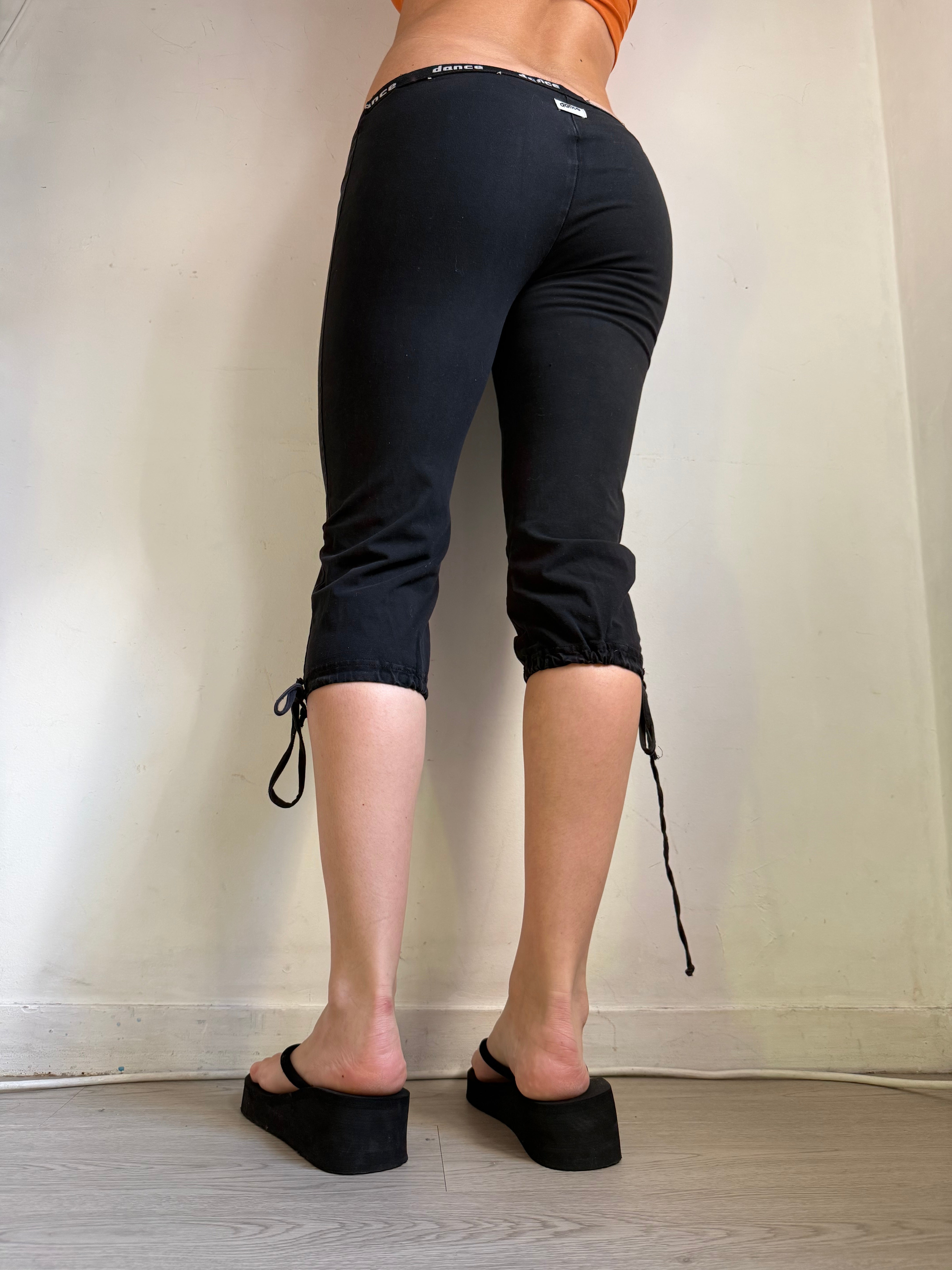 Black activewear low rise capri pants (M)