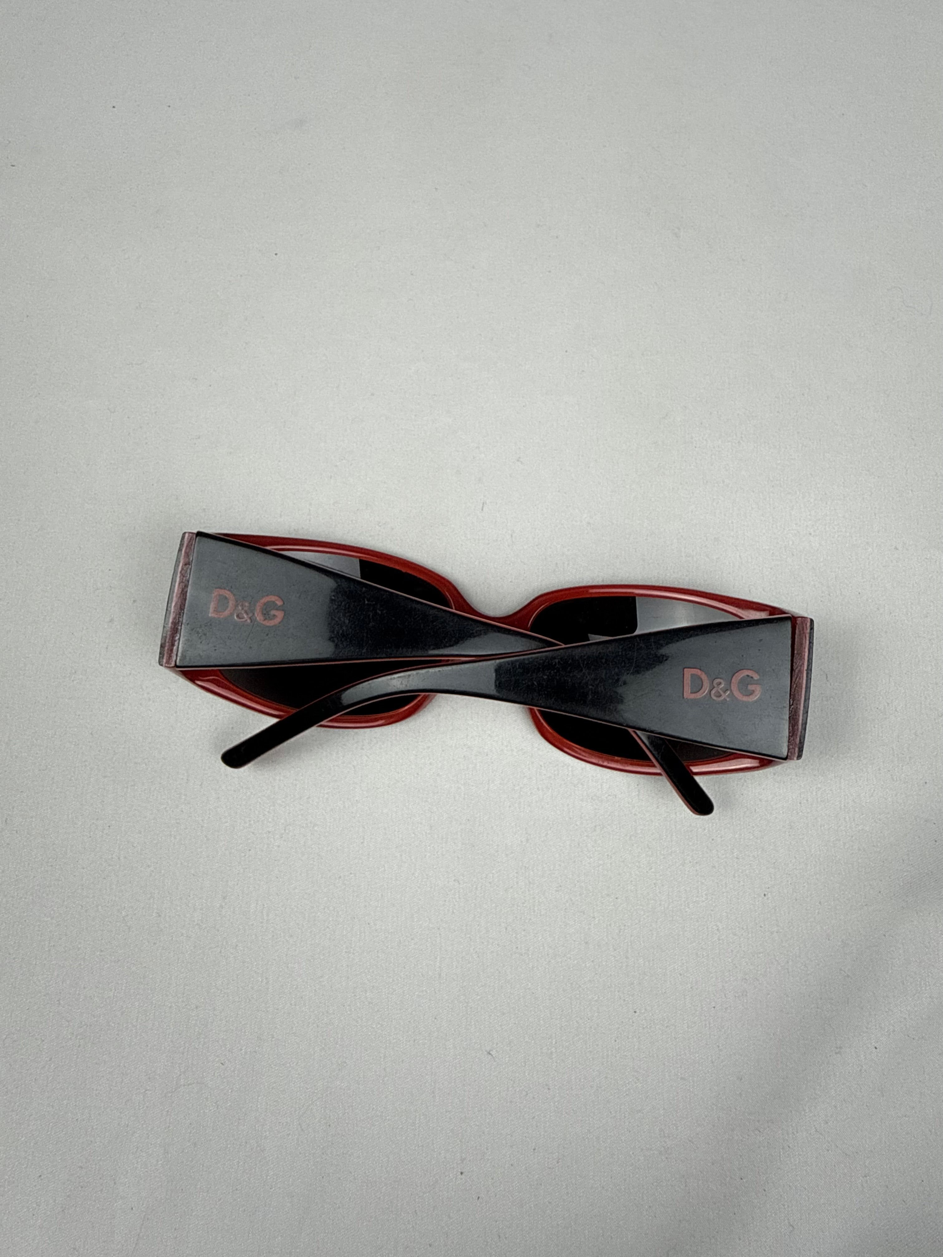Black & red logo sunglasses