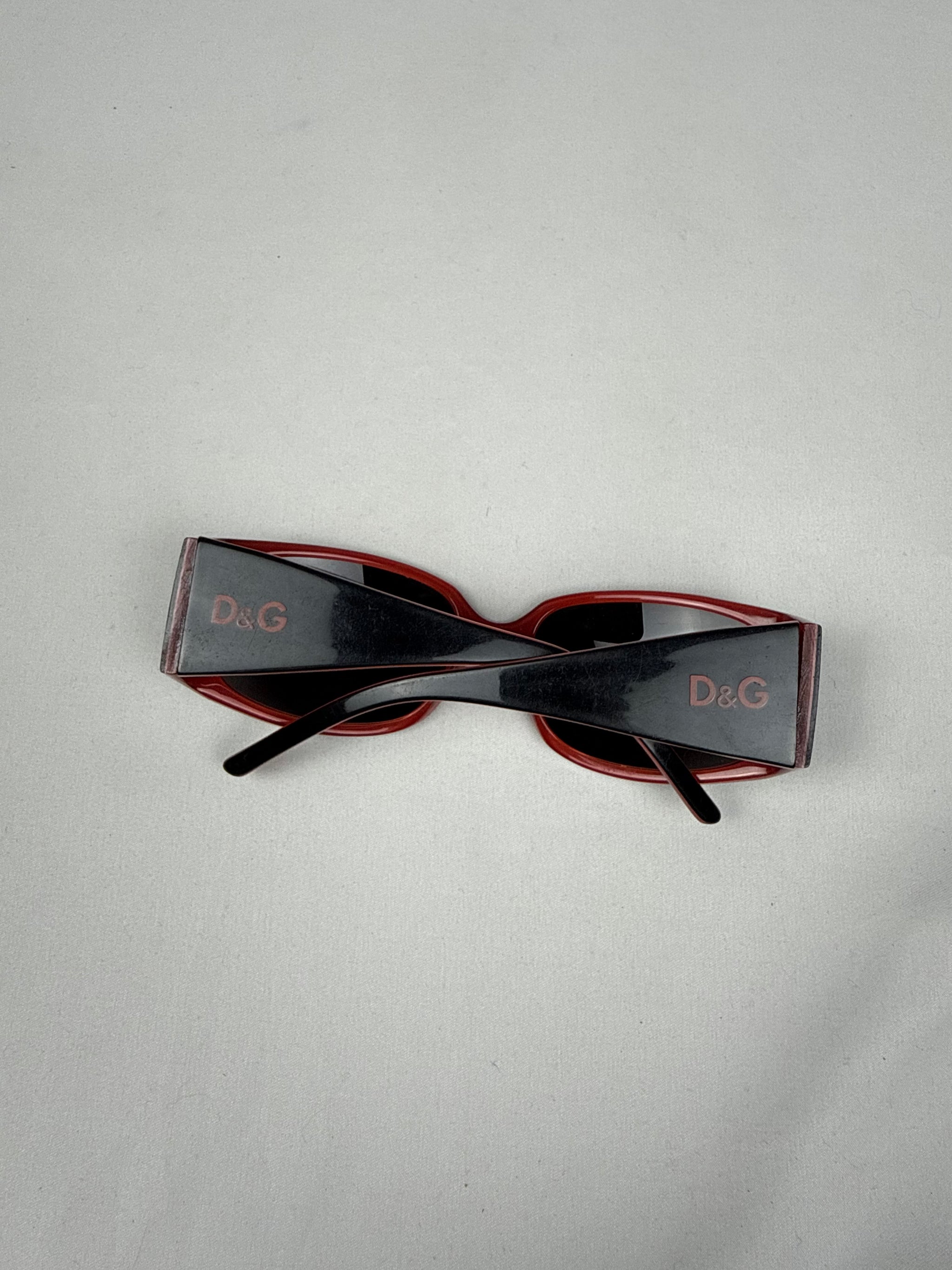 Black & red logo sunglasses
