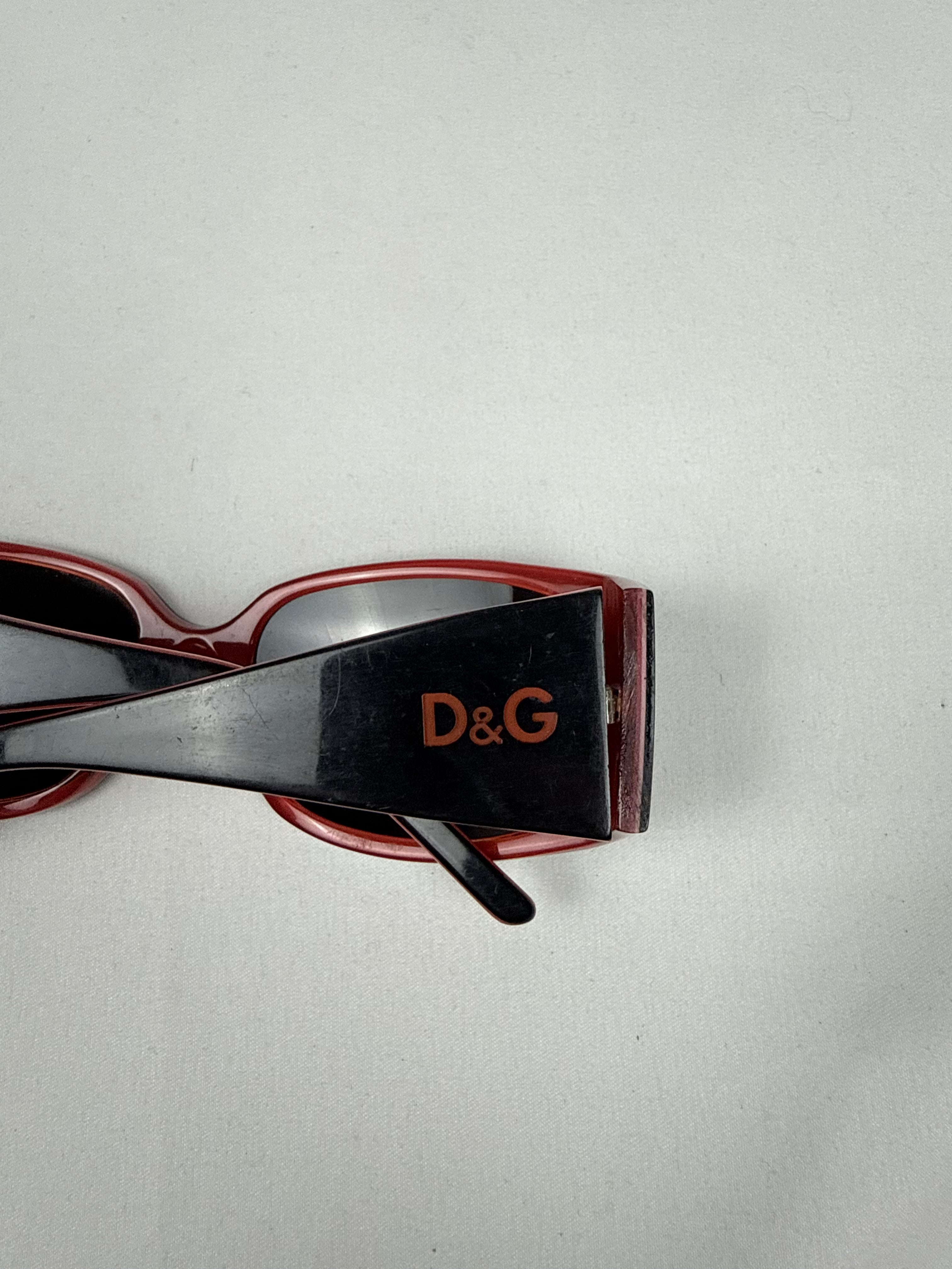 Black & red logo sunglasses