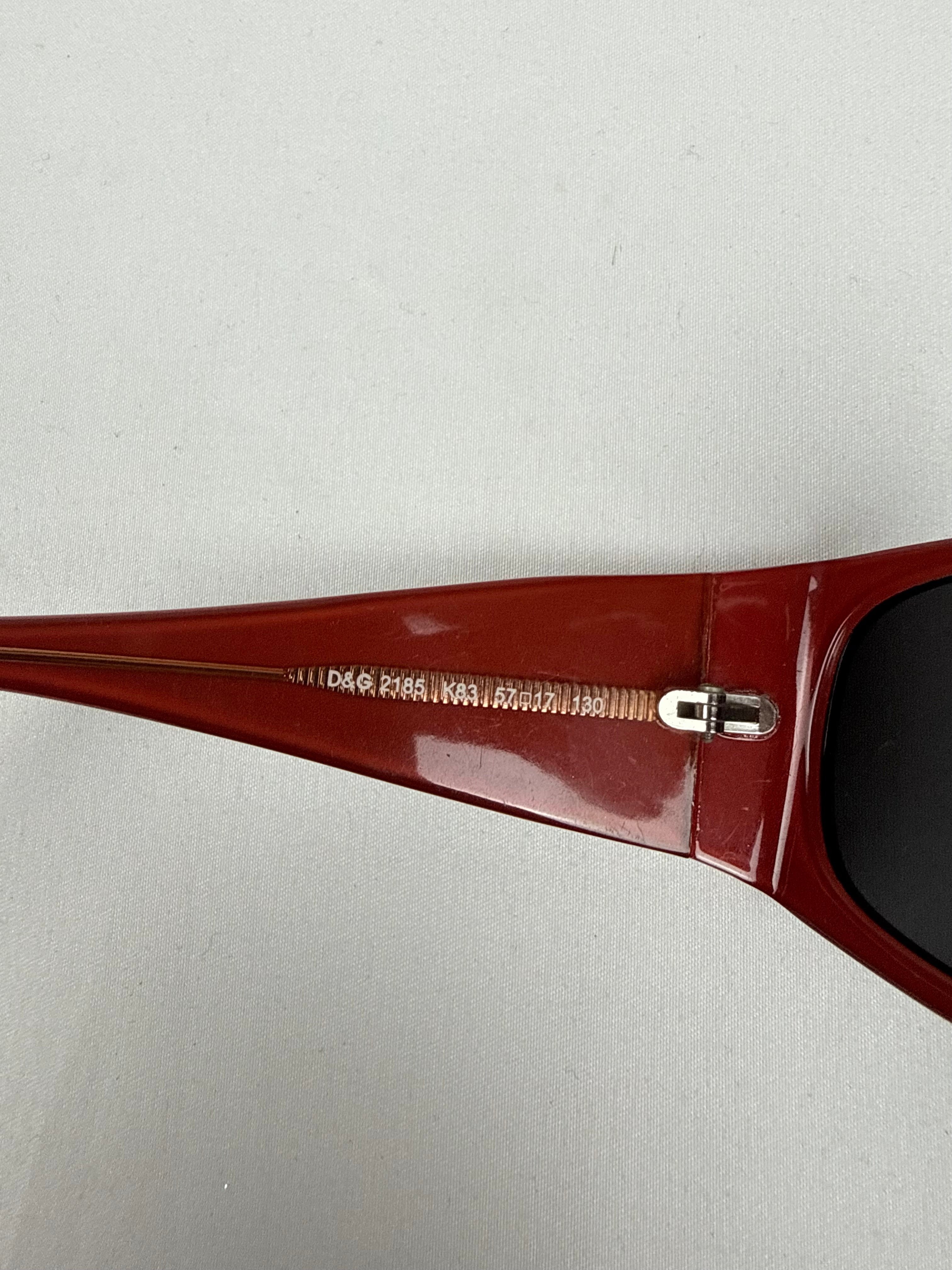 Black & red logo sunglasses