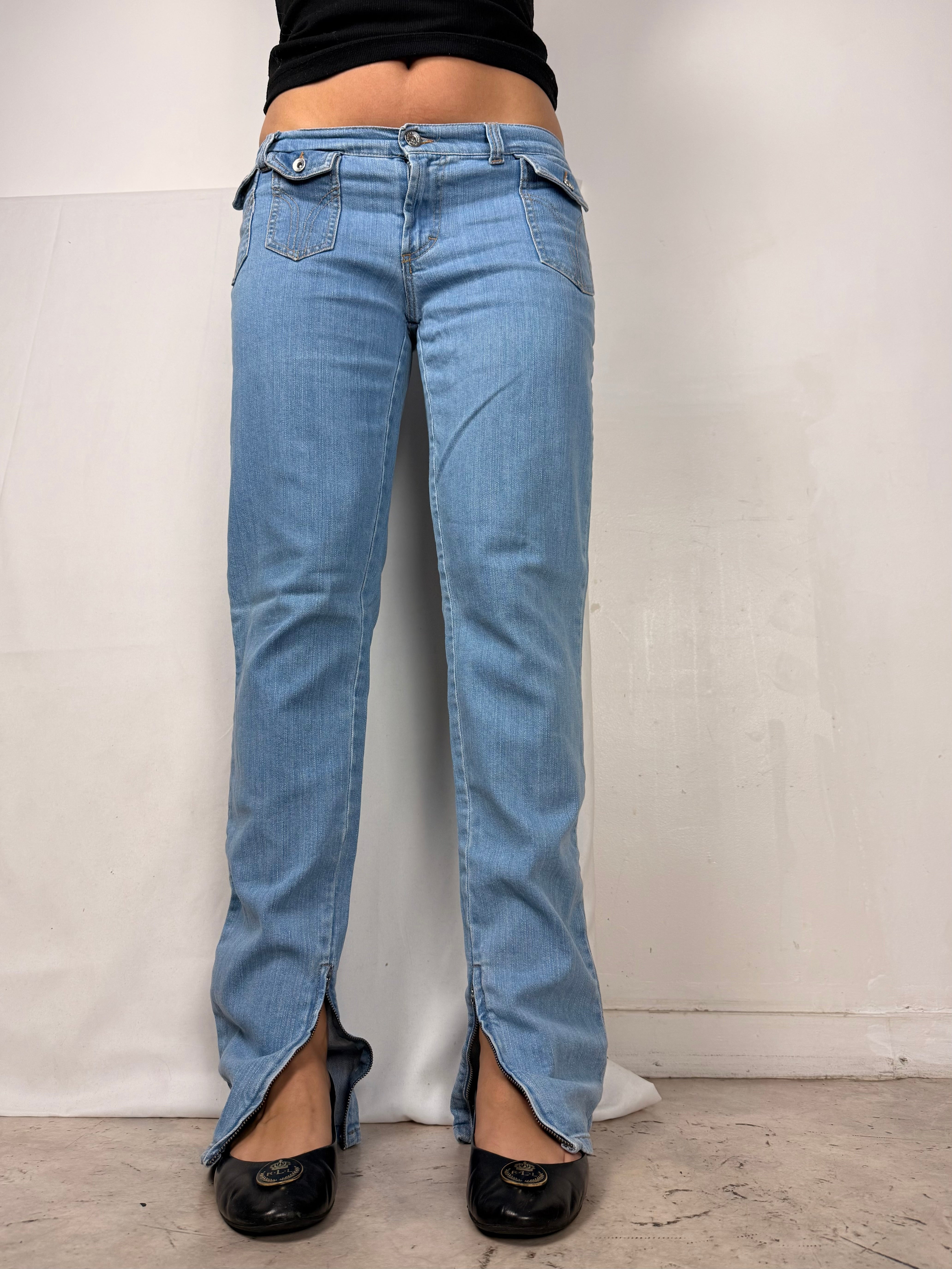 Blue denim low rise straight legs pants (M)