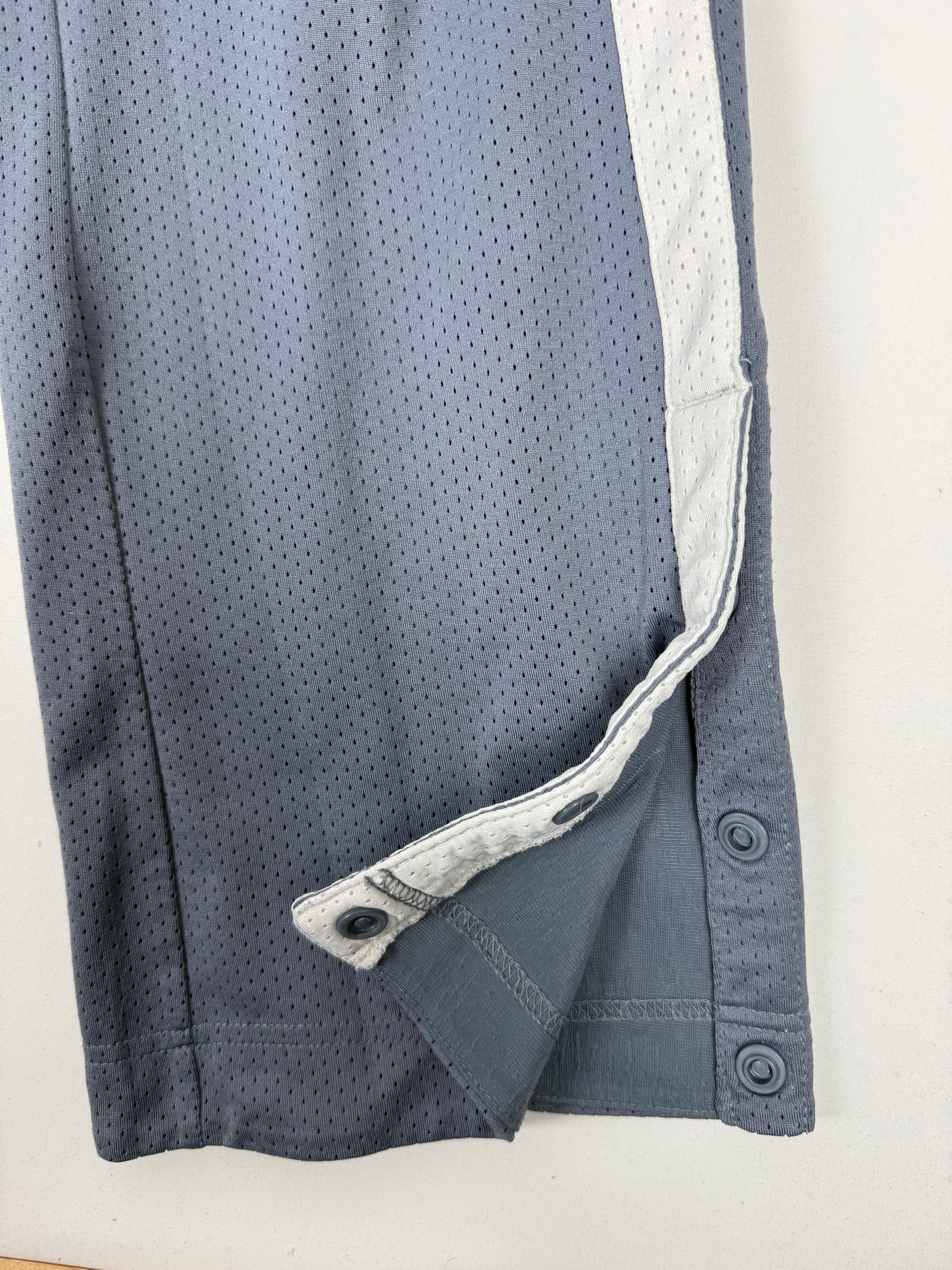 Grey low rise activewear pants (M)