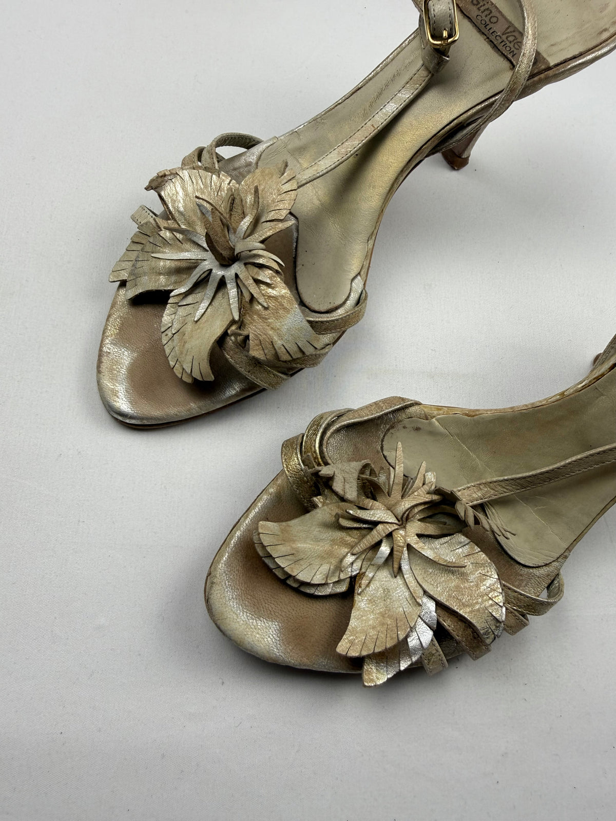 Beige real leather flower appliquée heels (40)