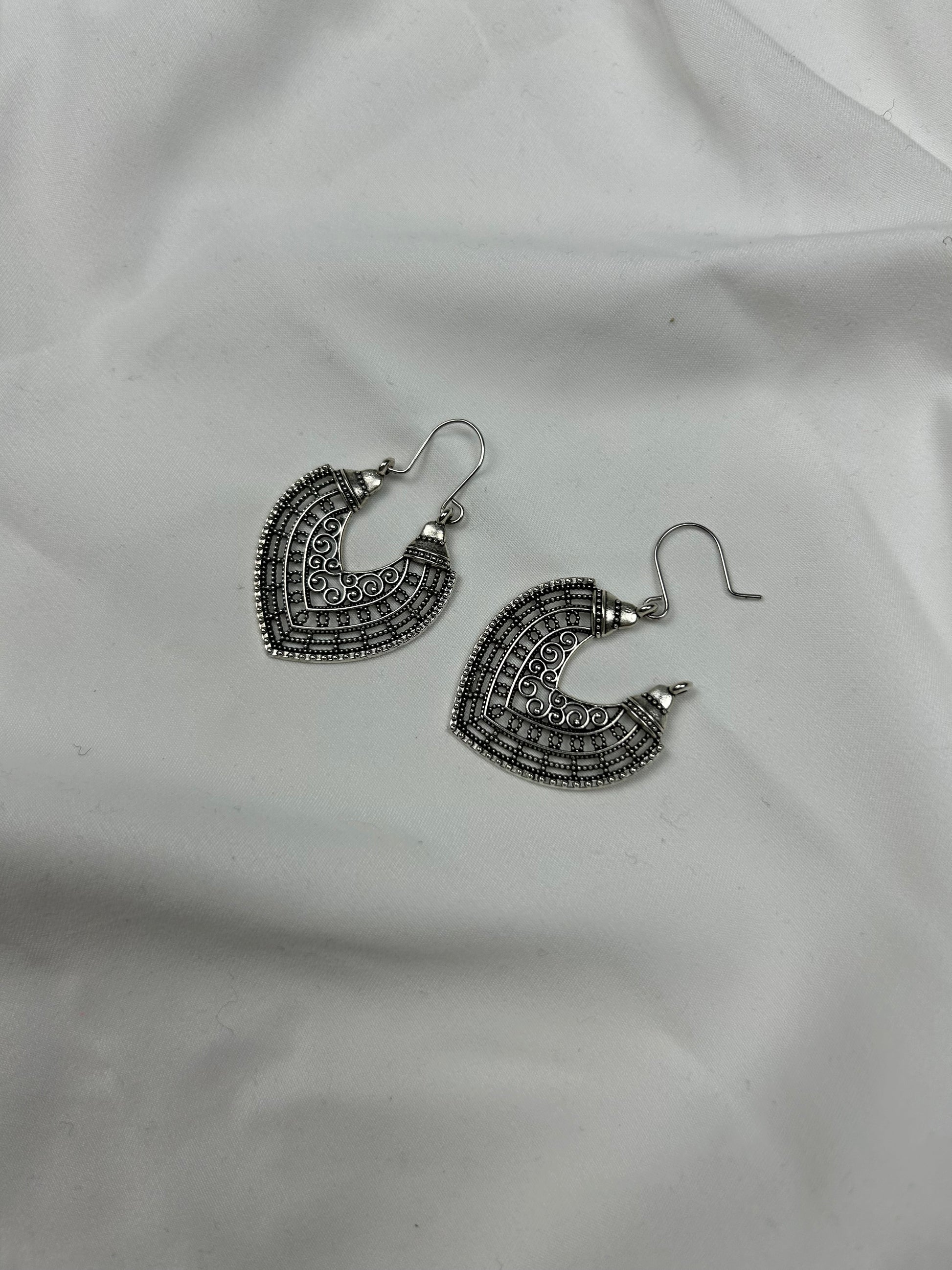Silver details hoops earrings
