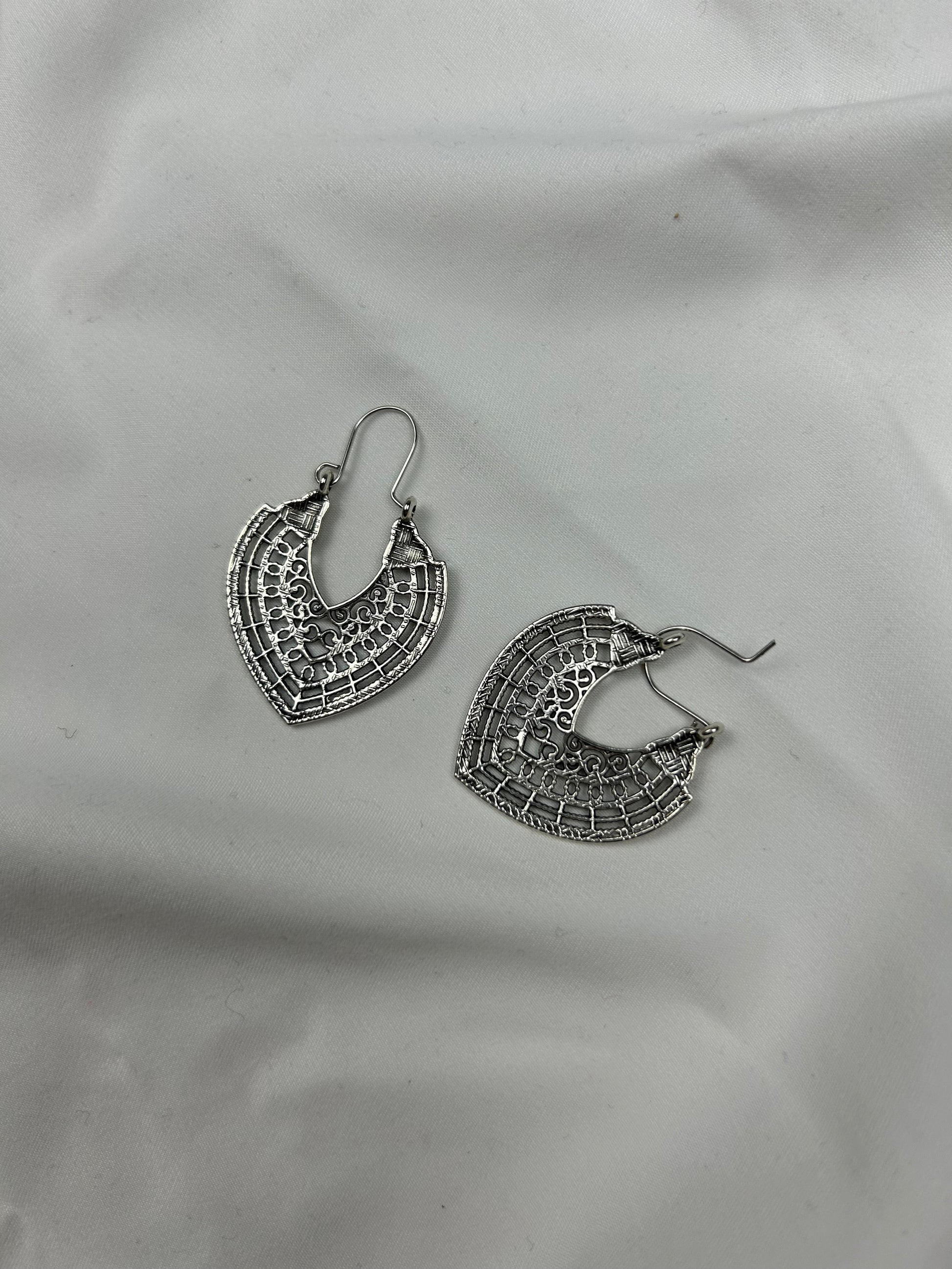 Silver details hoops earrings